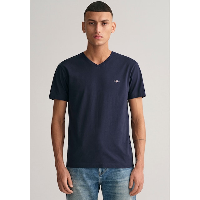 Gant T-Shirt »SLIM SHIELD V-NECK T-SHIRT«, mit einer kleinen Logostickerei  auf der Brust online kaufen | Jelmoli-Versand