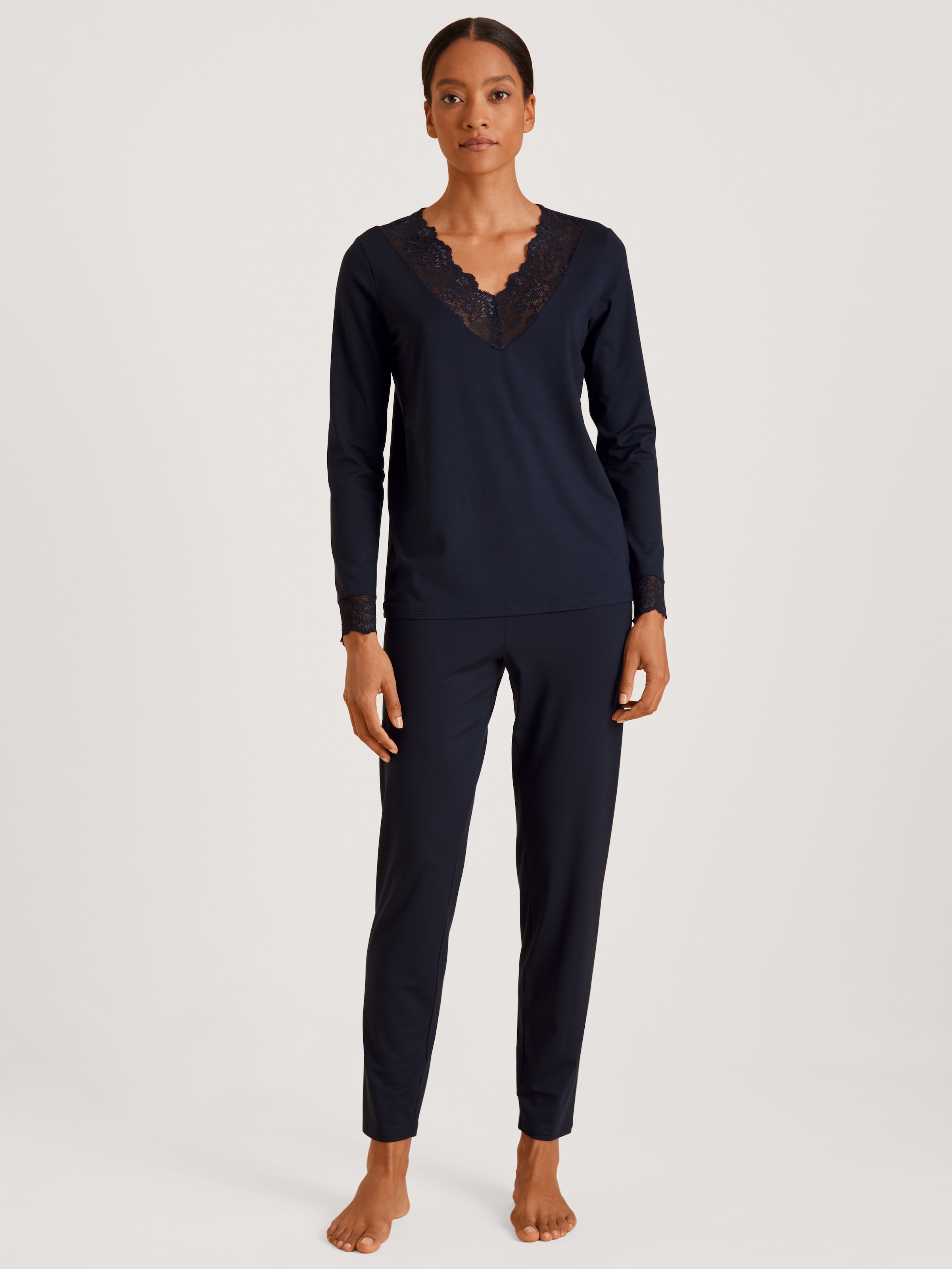 CALIDA Schlafanzug »Elegant Dreams«, (2 tlg.), Spitze an Ausschnitt und Bündchen, Single Jersey, elastisch, weich
