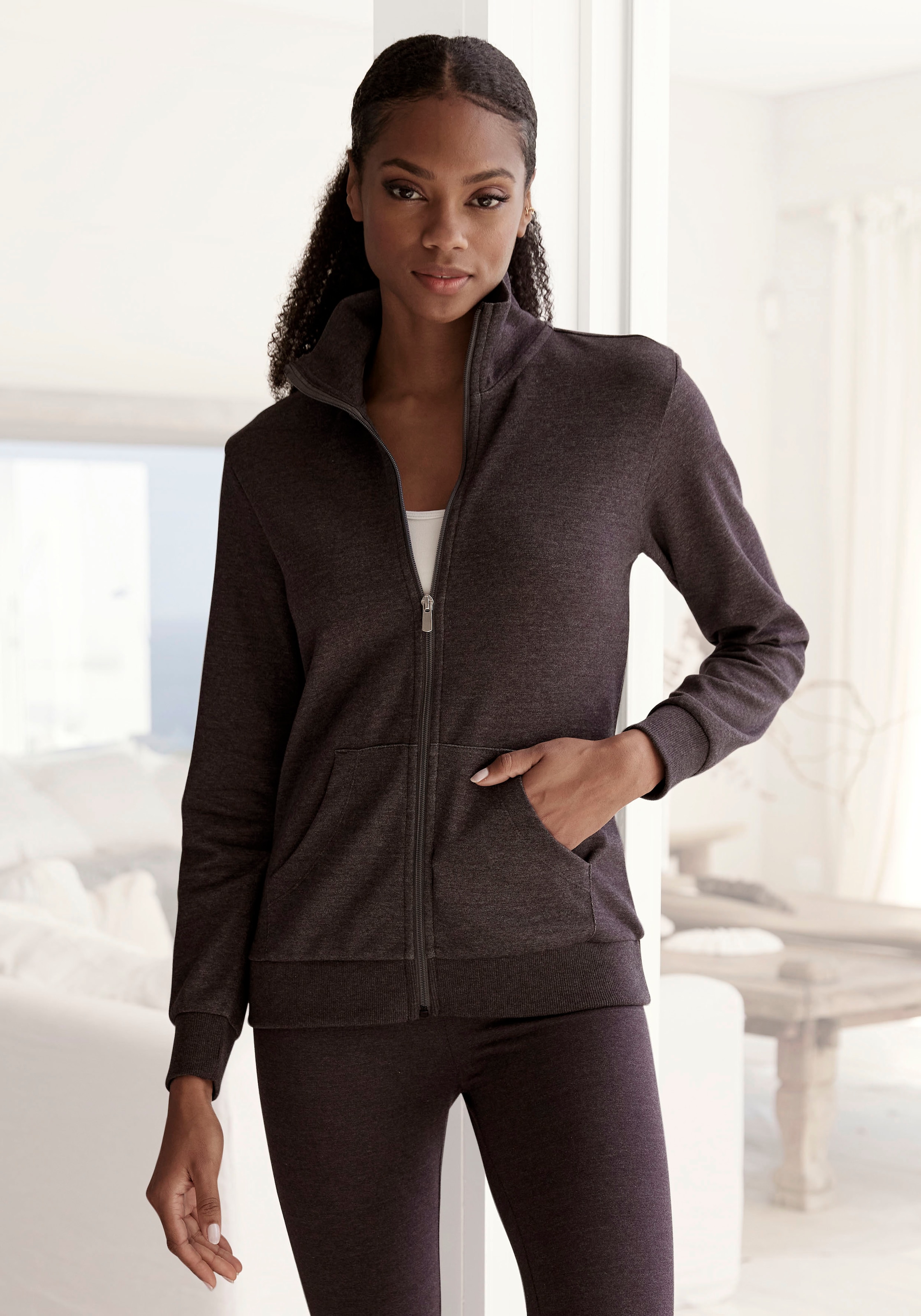 Bench. Loungewear Sweatjacke »- Loungejacke«, mit glänzender Logostickerei am Stehkragen, Loungewear, Loungeanzug