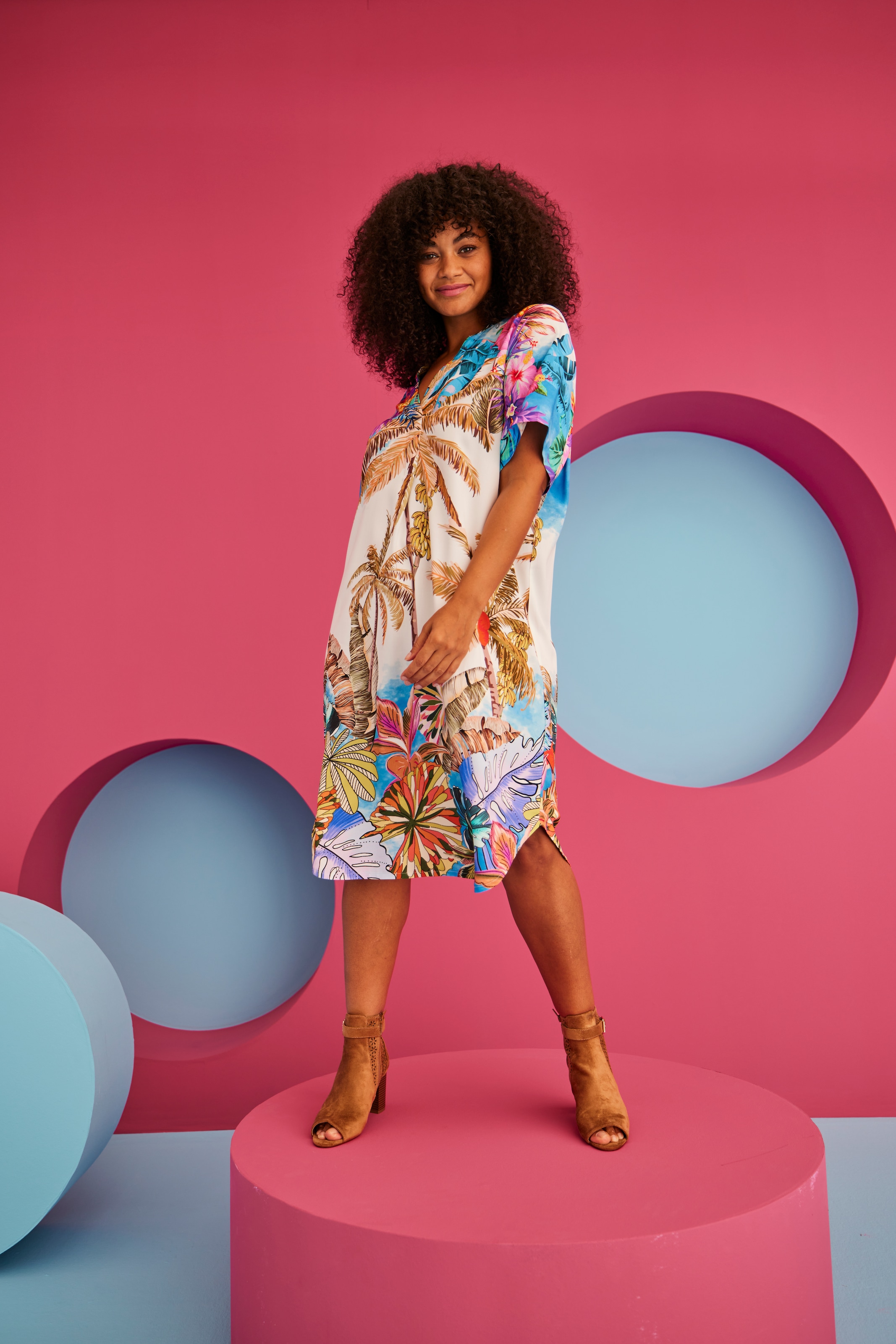 Aniston PLUS Blusenkleid, mit farbenfrohem, grossflächigem Palmendruck