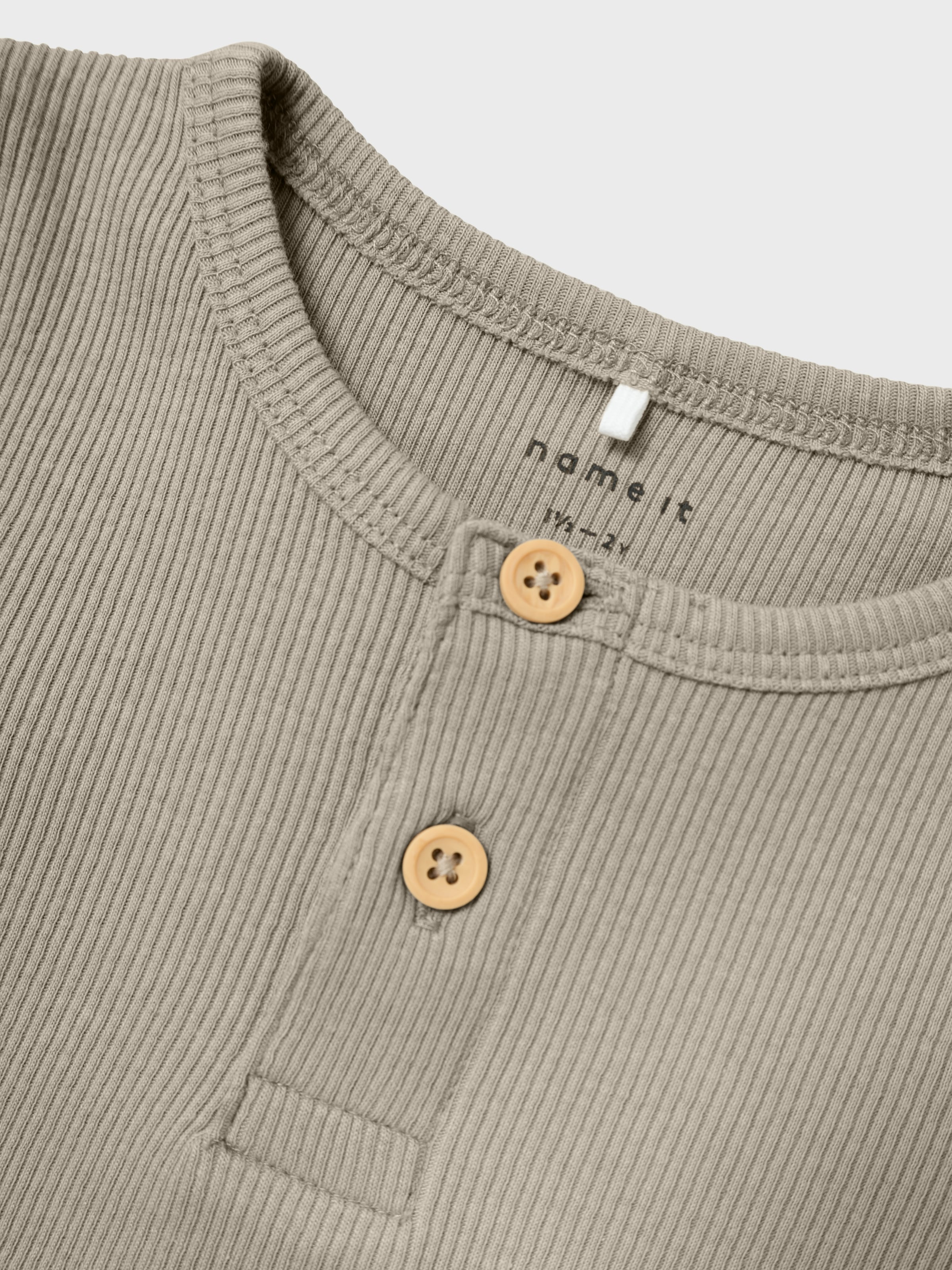 Name It Langarmshirt »NMMKAB LS TOP NOOS«, im Henley-Stil - mit kurzer Knopfleise am Ausschnitt