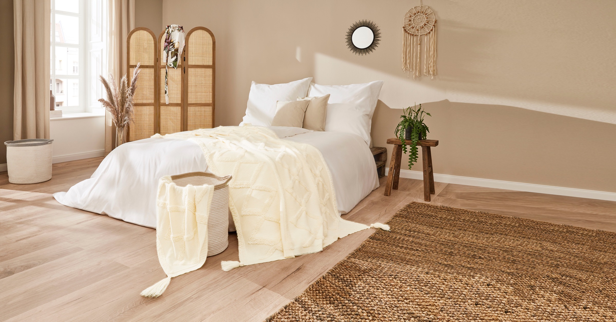 Primera Tagesdecke "Kuscheldecke Boho" mit trendigen Bommeln