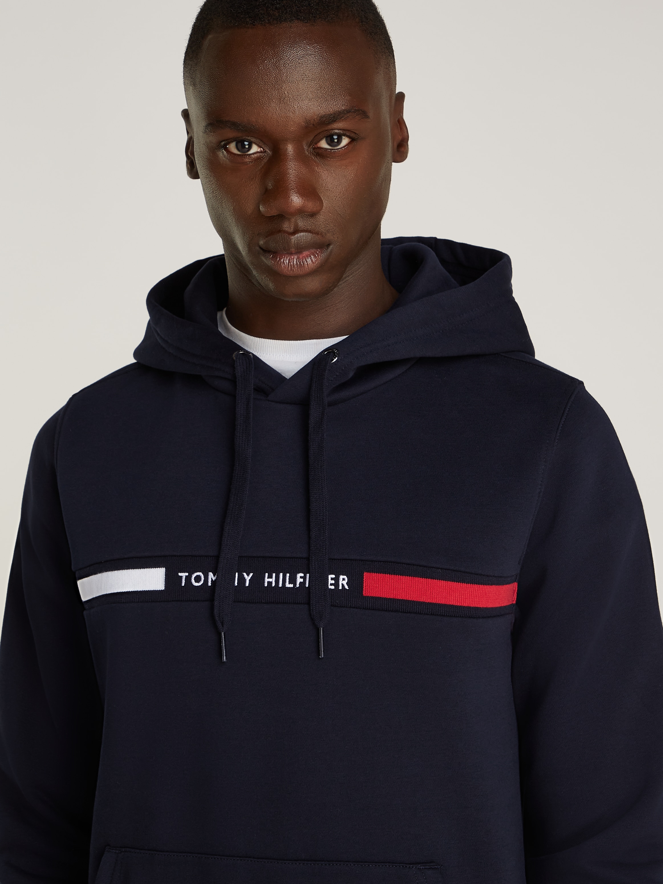 Tommy Hilfiger Kapuzensweatshirt »HILFIGER CHEST INSERT HOODY mit Kapuze und Logoschriftzug«, unifarben, casual, regular fit, Baumwollmix, Kapuze