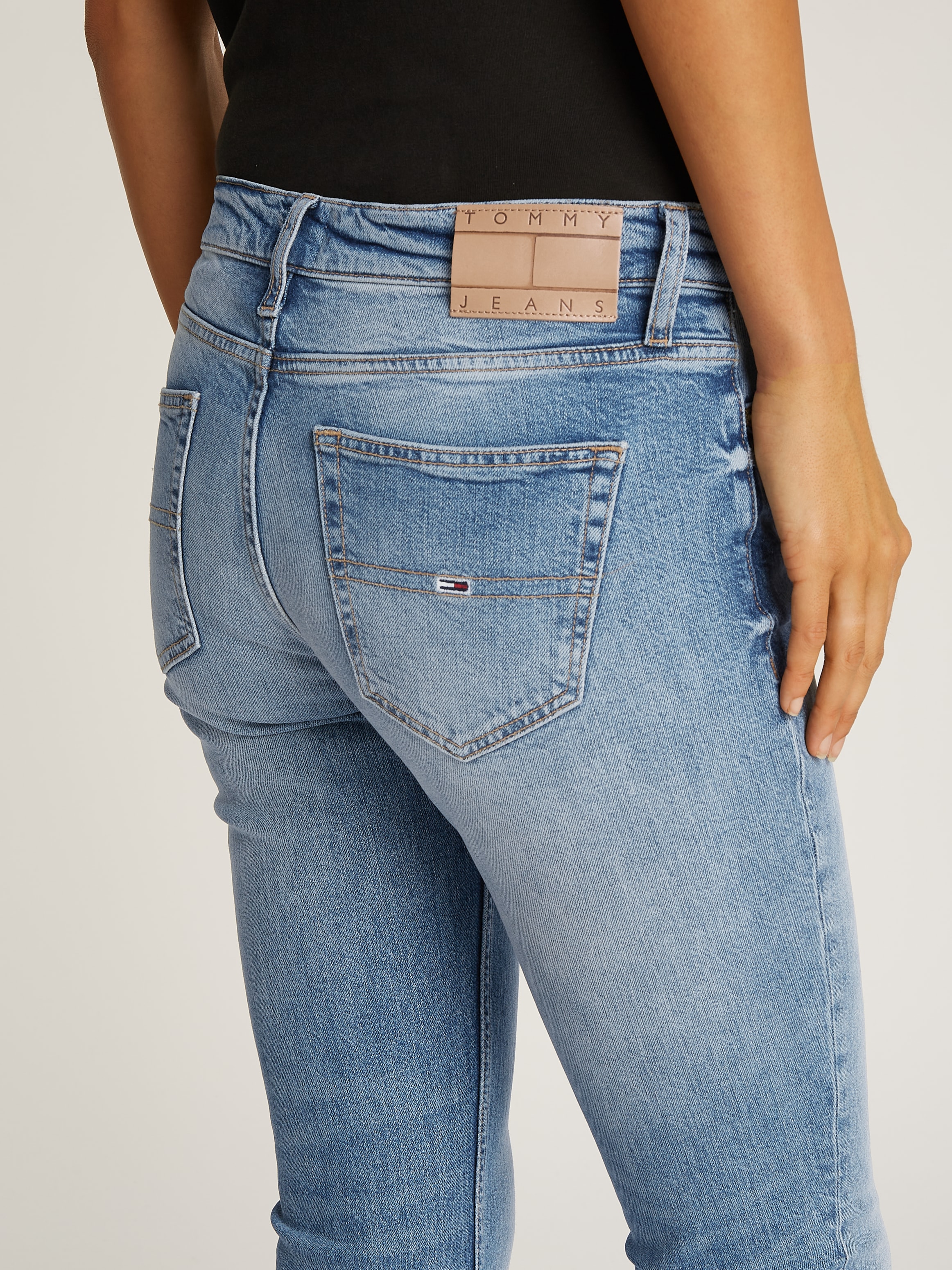 Tommy Jeans Bootcut-Jeans »Maddie Mid Rise Bootcut«, in hellblauer Waschung