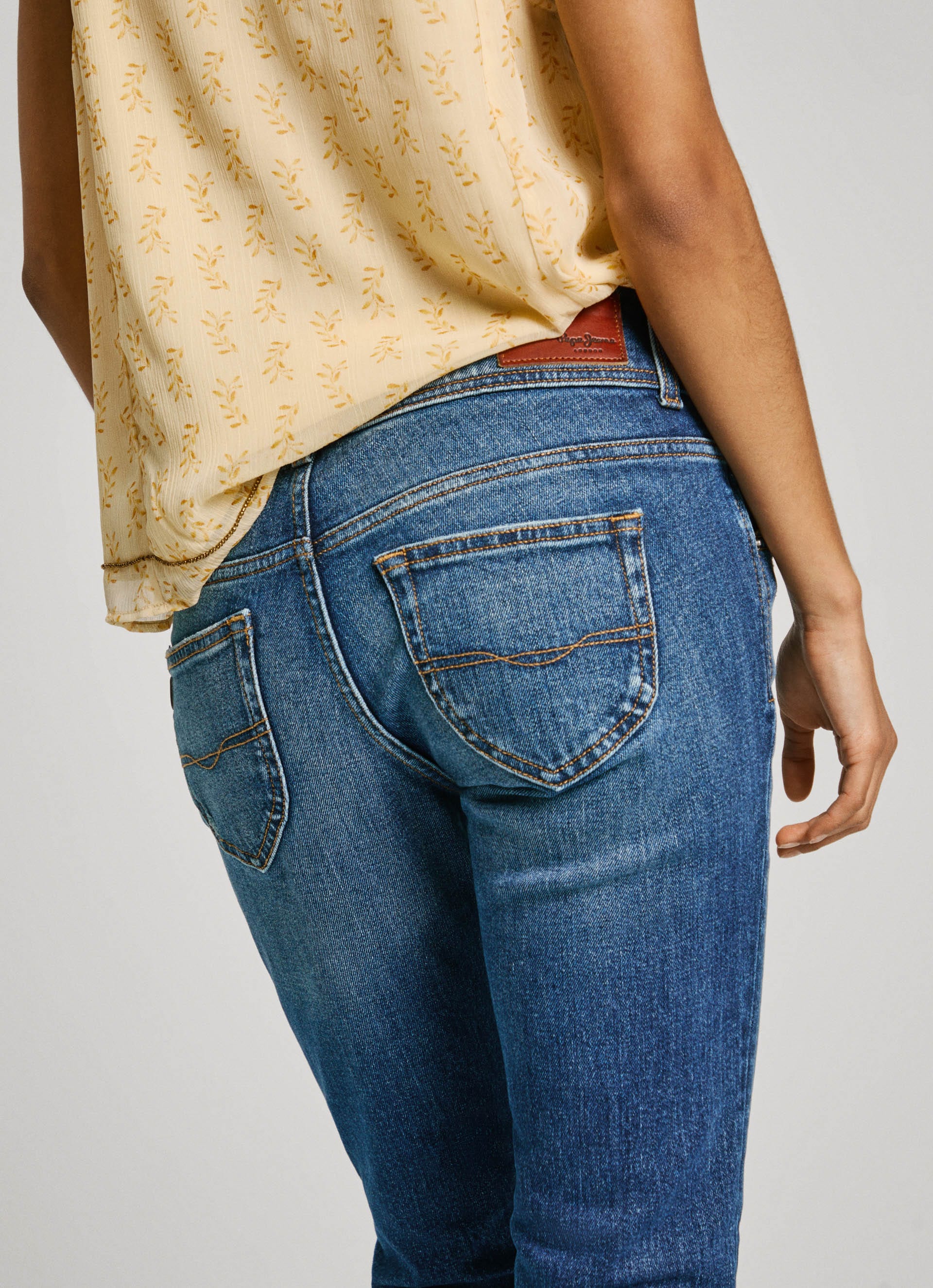 Pepe Jeans Slim-fit-Jeans »SLIM JEANS LW«, mit doppeltem Knopfverschluss