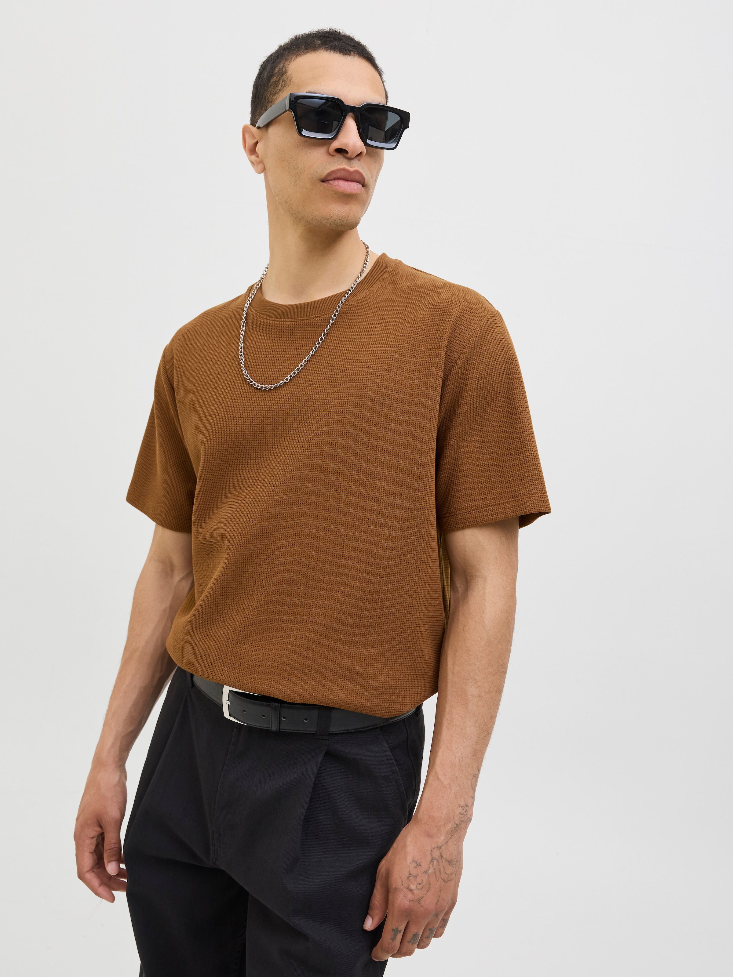 Jack & Jones T-Shirt »JJEAUSTIN TEE SS NOOS«, mit Markenlabel