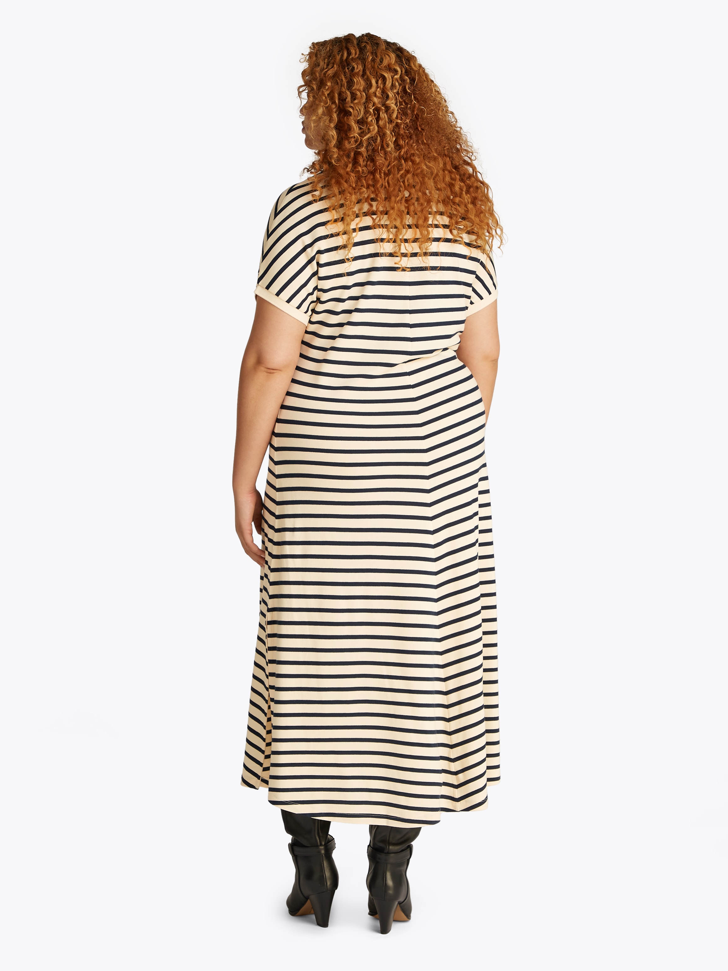 Tommy Hilfiger Curve Midikleid »CRV LYOCELL OPEN-NK MIDI DRESS«, in Grossen Grössen, Logostickerei, V-Ausschnitt