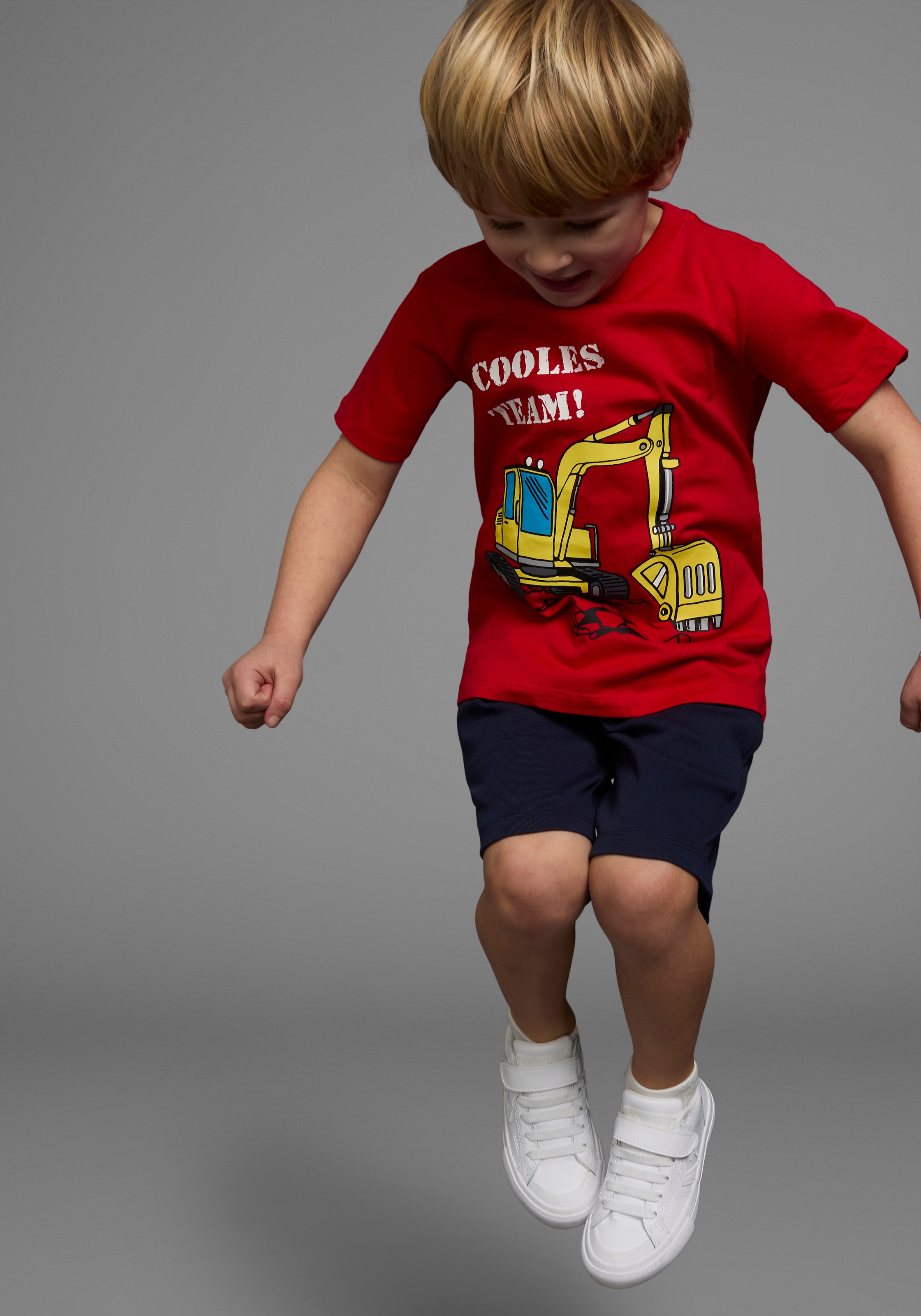 KIDSWORLD T-Shirt »Mit Bagger-Druck«, Kurzarm, mit peppigem Druck, mit Rippbündchen am Ausschnitt