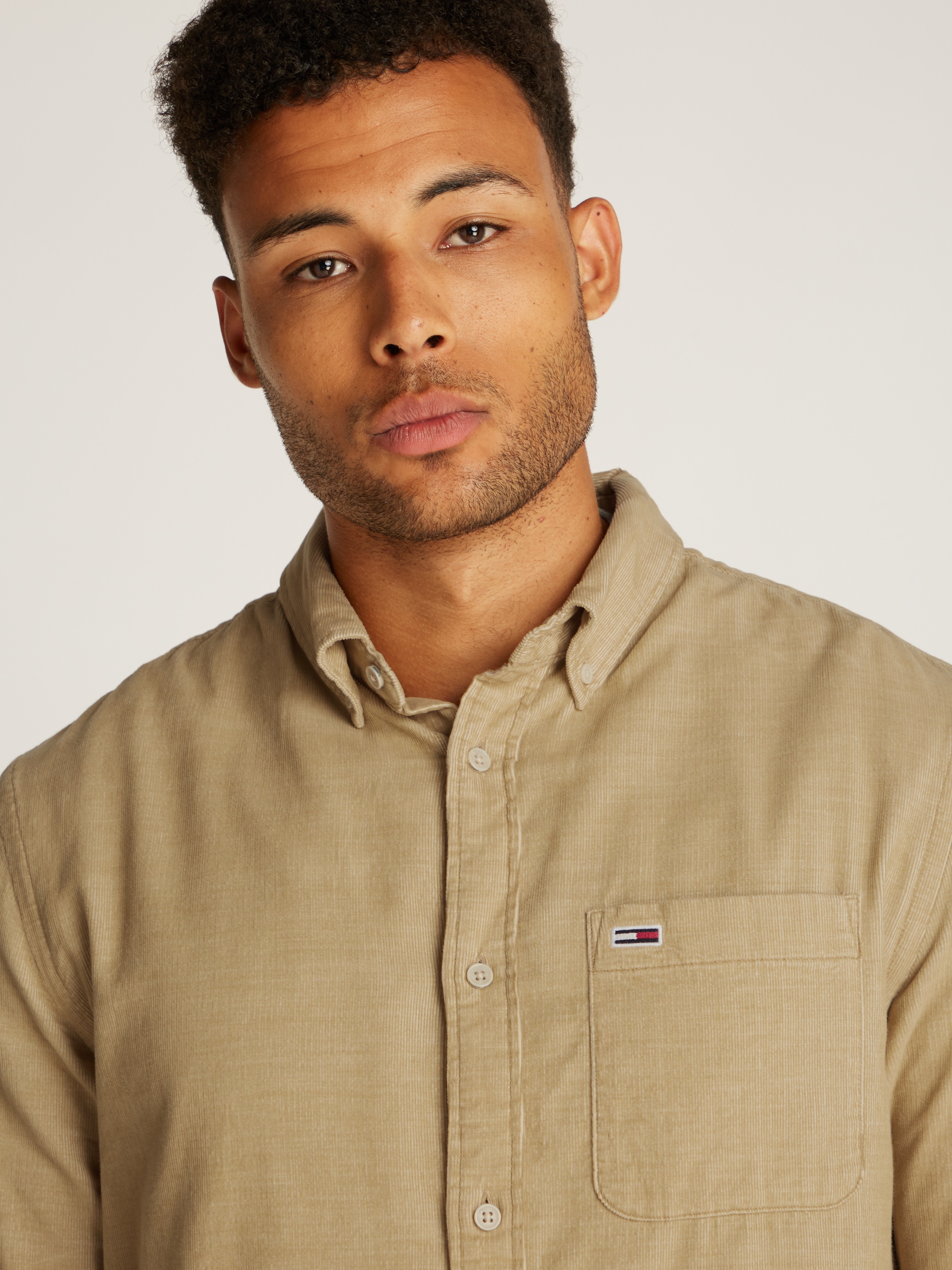Tommy Jeans Hemdjacke »TJM ENTRY CORD SHIRT EXT«, mit Brusttasche und Logostickerei
