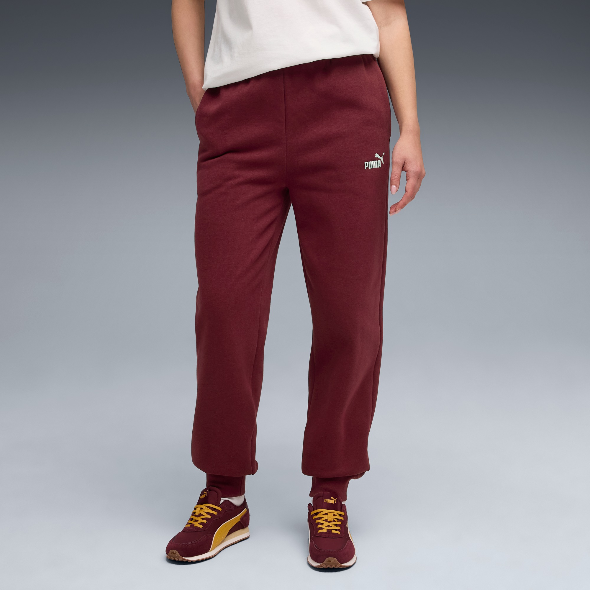 PUMA Trainingshose »ESS SMALL NO. 1 LOGO COMFORT SWEATPANTS CL FL (S)« mit Eingrifftaschen, sportlicher Stil, komfortable Passform