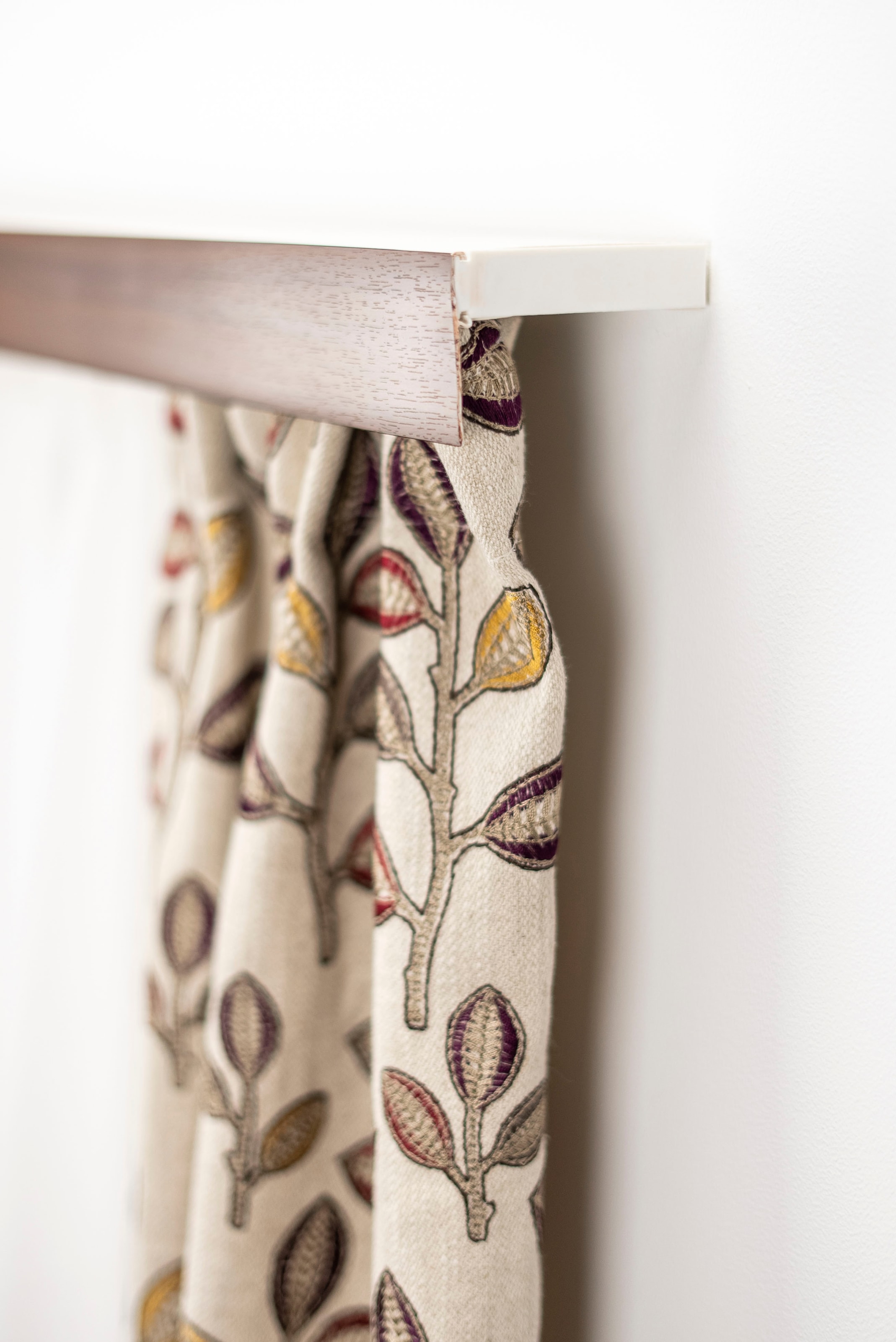 GARESA Gardinenschiene "Kunststoffschiene mit Blende" 3 läufig-läufig Wunschmasslänge Deckenmontage, verlängerbar, einfache Montage, schlicht