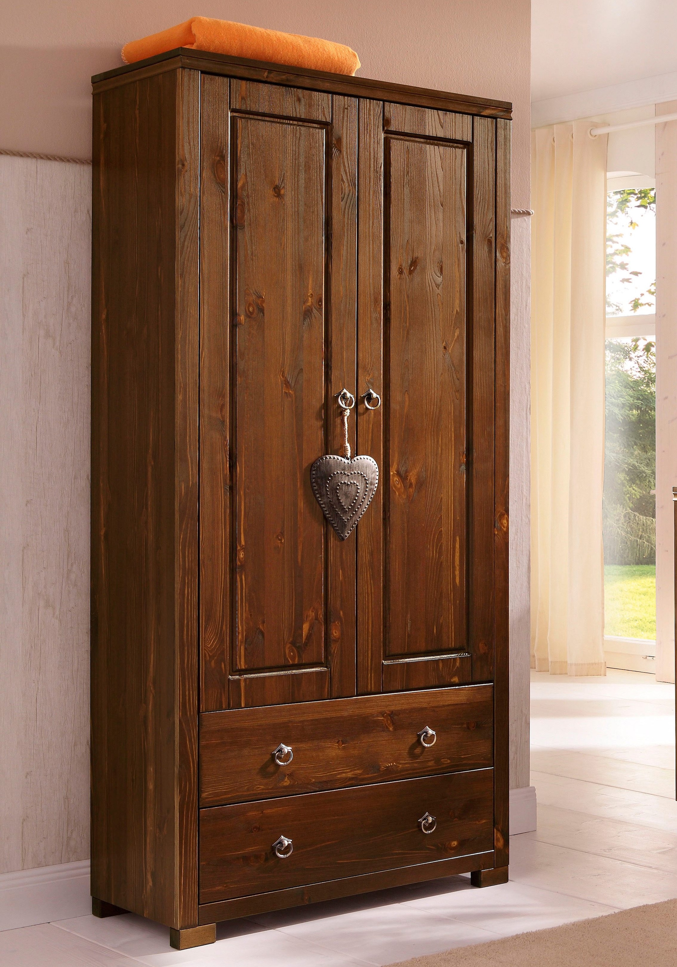 Mehrzweckschrank aus dunklem Holz im Landhausstil