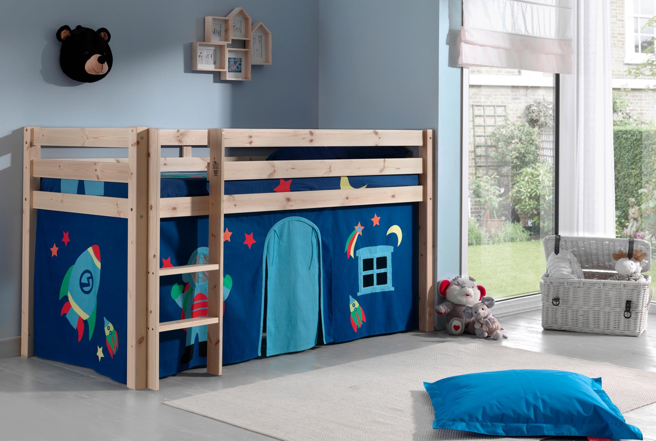 Vipack Hochbett »Pino, Spielbett massiv Kiefer, stabil gebaut, 3 Korpusfarben zur Wahl« inkl. Rolllattenrost, Leiter und Absturzschutz, mit oder ohne Rutsche, Textil-Set "Astronaut", inkl. Vorhang, mit oder ohne Tunnel