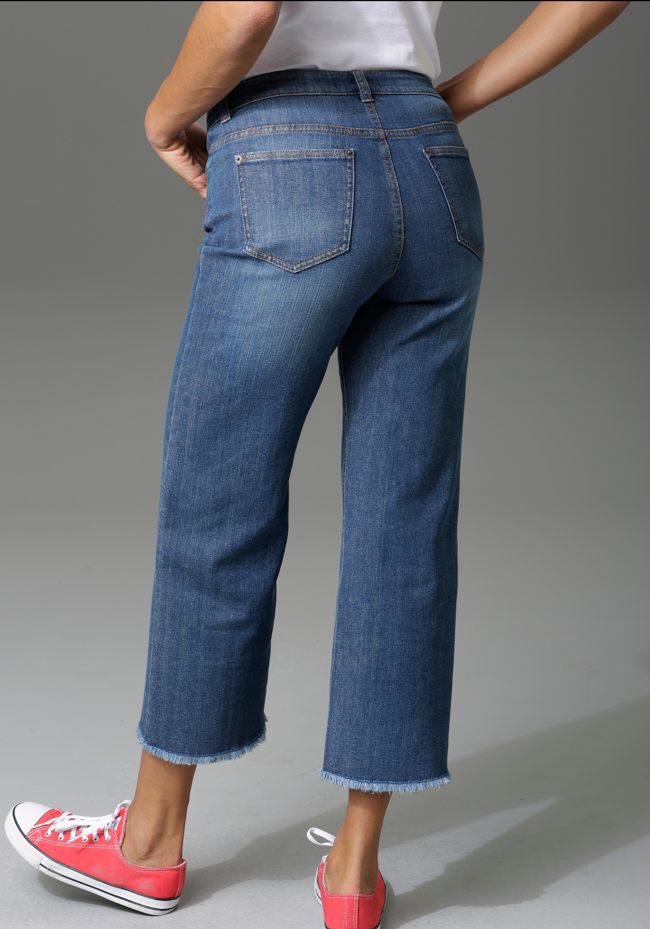 Aniston CASUAL 7/8-Jeans, mit leicht ausgefranstem Beinabschluss