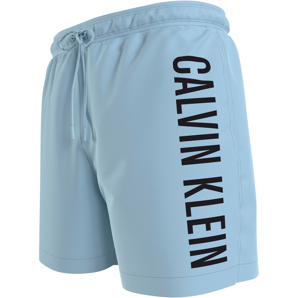 Calvin Klein Swimwear Badeshorts »MEDIUM DRAWSTRING«, mit kontrastfarbenem Logo-Schrifztug am Bein