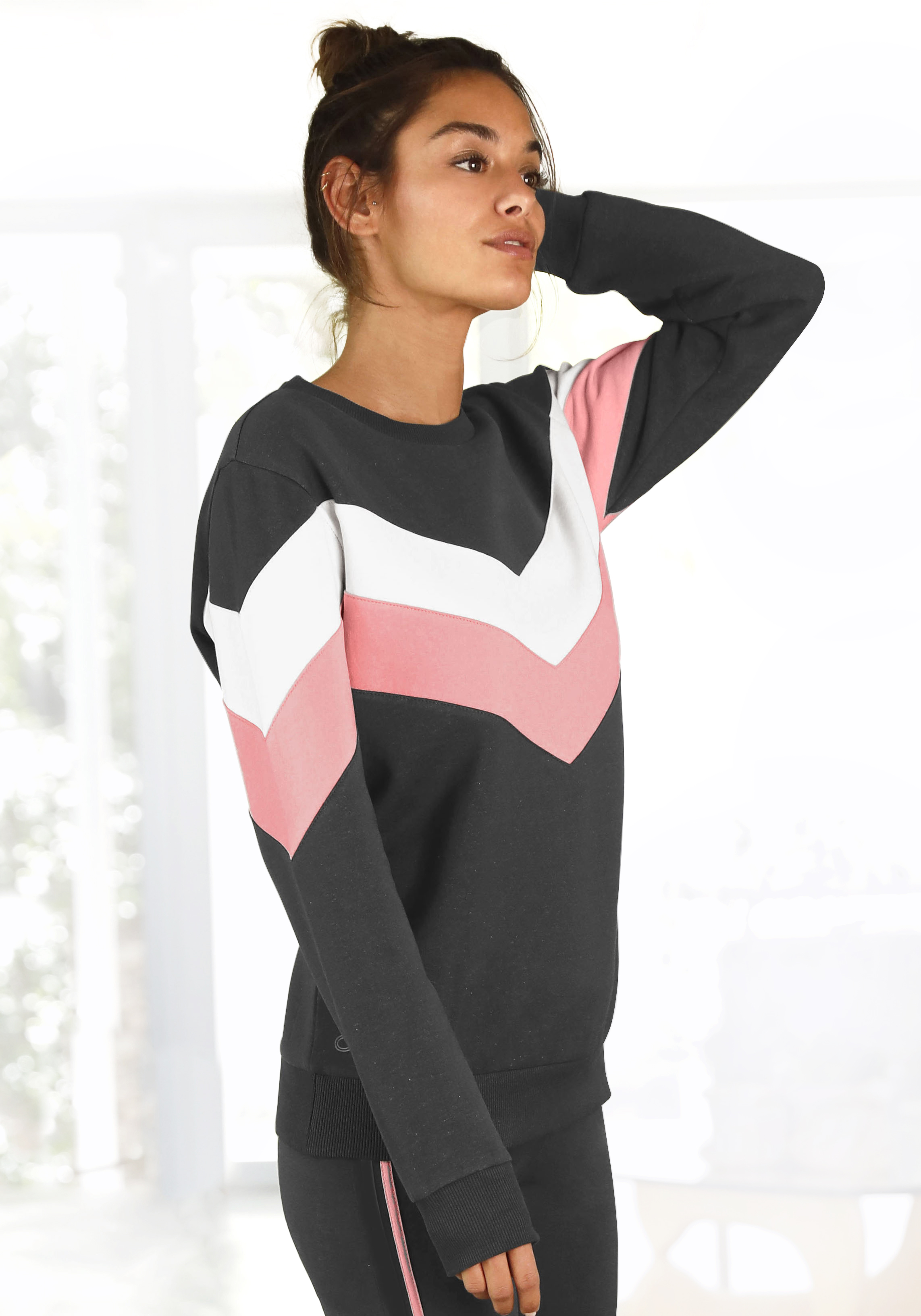 Sweatshirt, mit Kontraststreifen an Vorderseite und Ärmeln