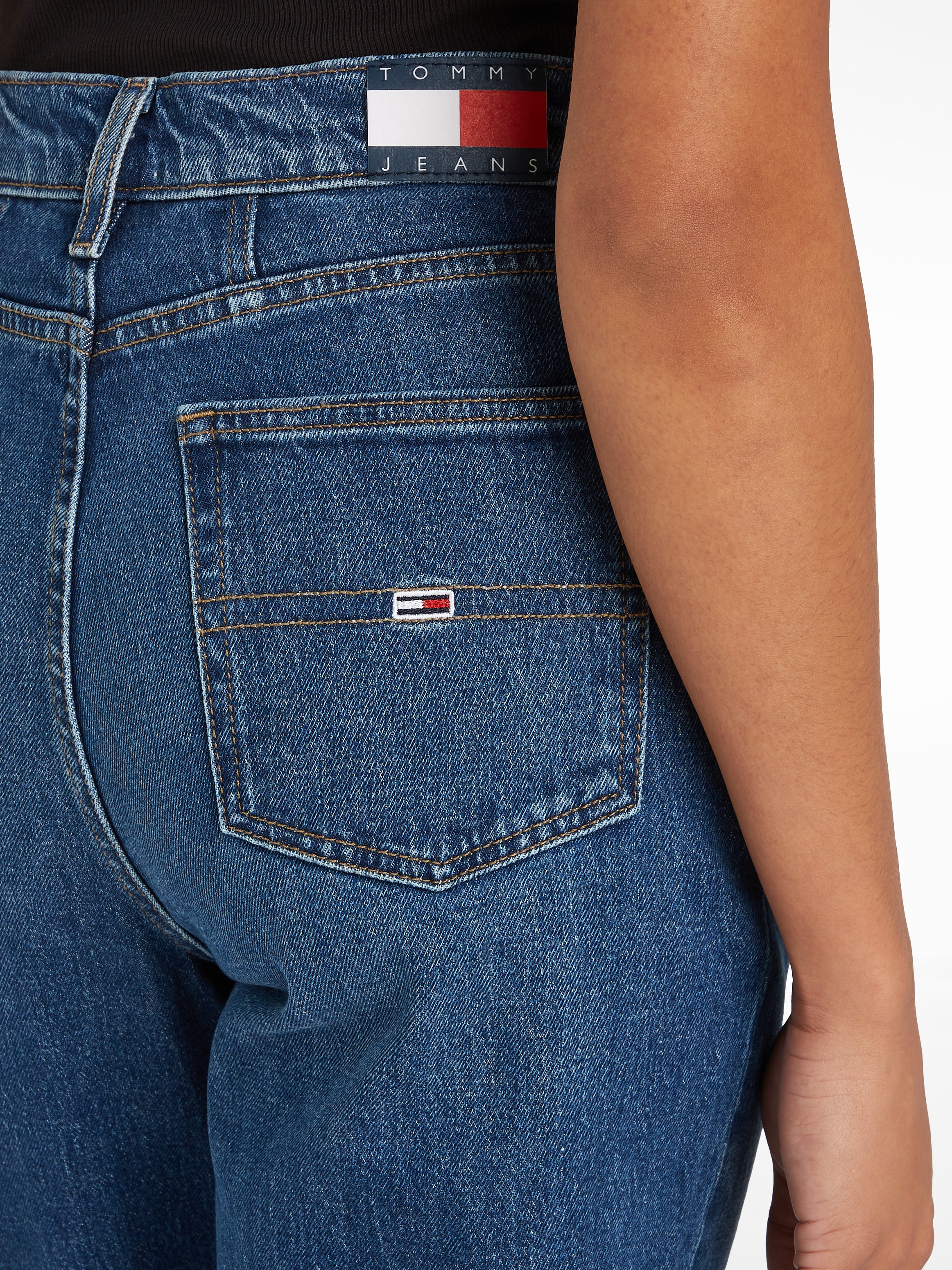 Tommy Jeans Mom-Jeans »Tommy Jeans - High waist - Mom-Jeans«, mit Logo-Stickereien