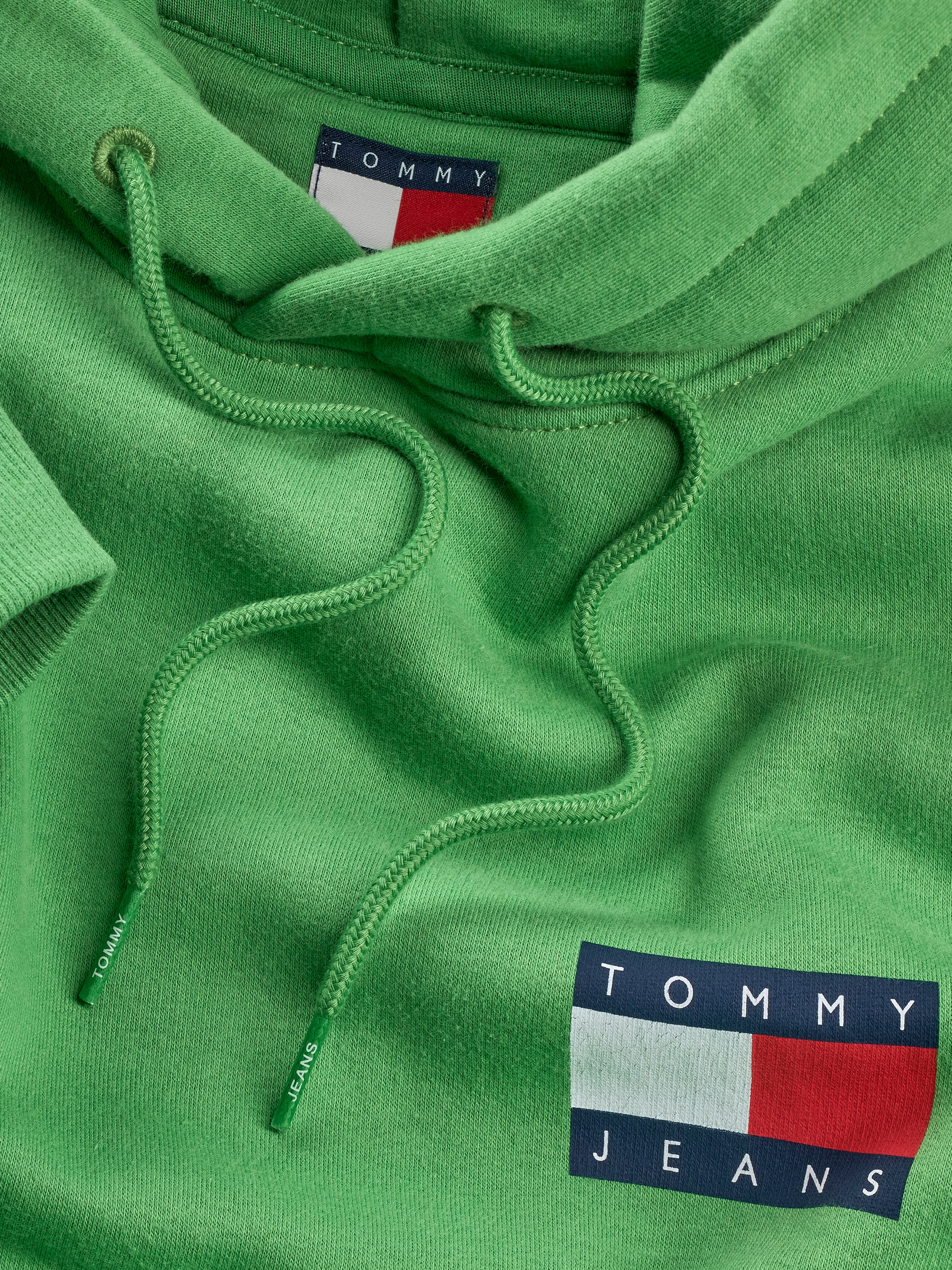 Tommy Jeans Sweatshirt »TJM REG ESSENTIAL FLAG HOOD EXT«, mit bedruckten Markenlogo auf Brusthöhe