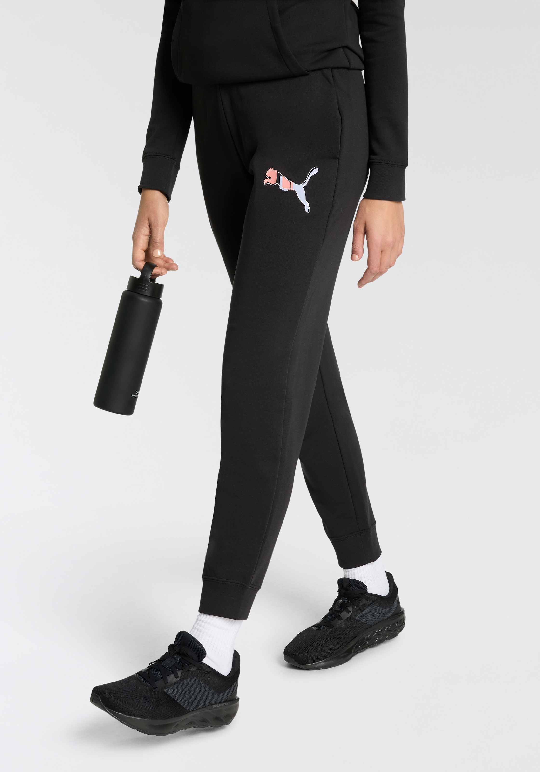 PUMA Trainingshose »ESS LOGO LAB PANTS TR« sportlicher Stil, mit grafischem Gummidruck, mit Nahttaschen