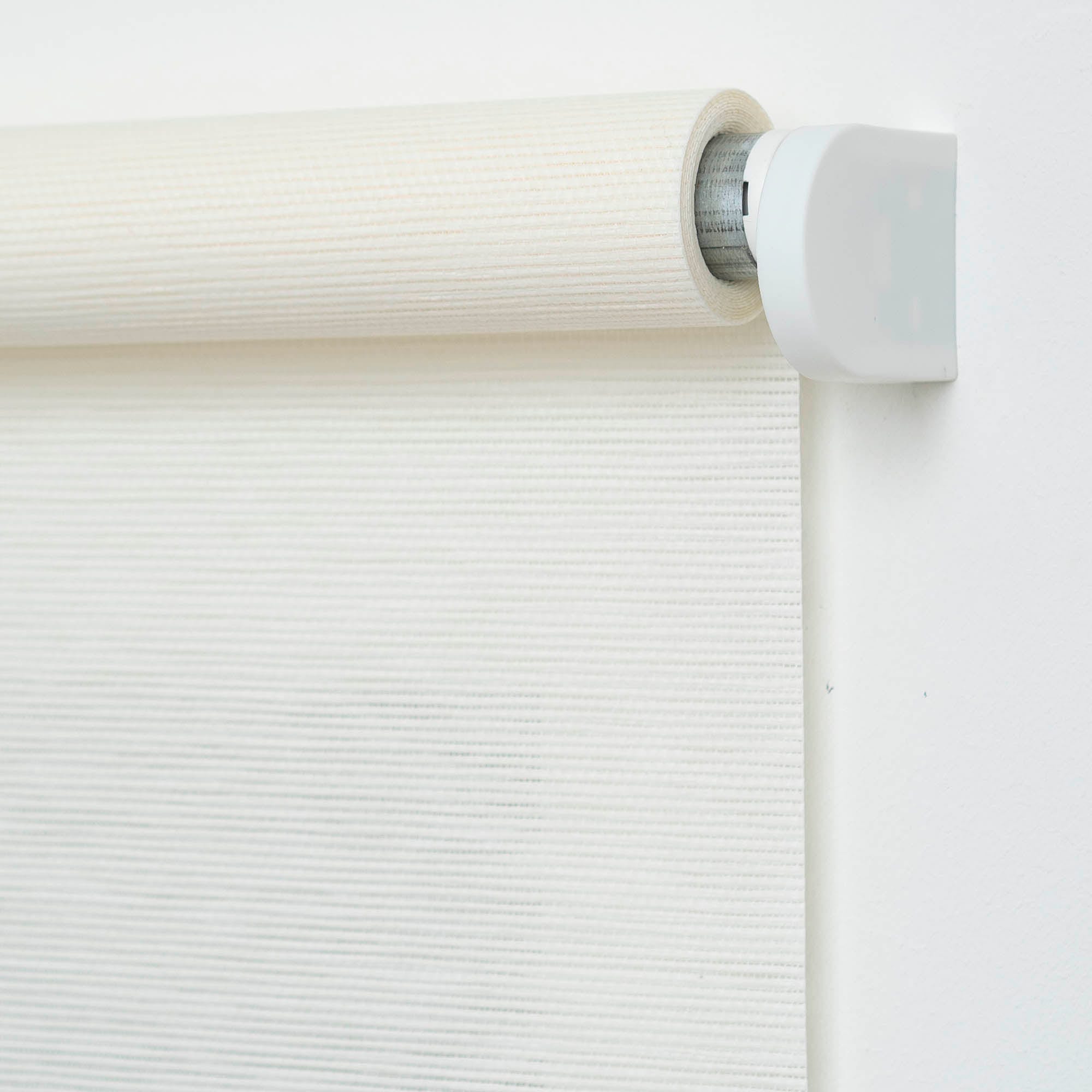 Liedeco Springrollo »Springrollo mit Dekor, lichtdurchlässig, Struktur natur weiss, Liedeco«, Lichtschutz, Perlreflex-beschichtet, ohne Bohren, freihängend, Dekorrollo Hergestellt in Deutschland