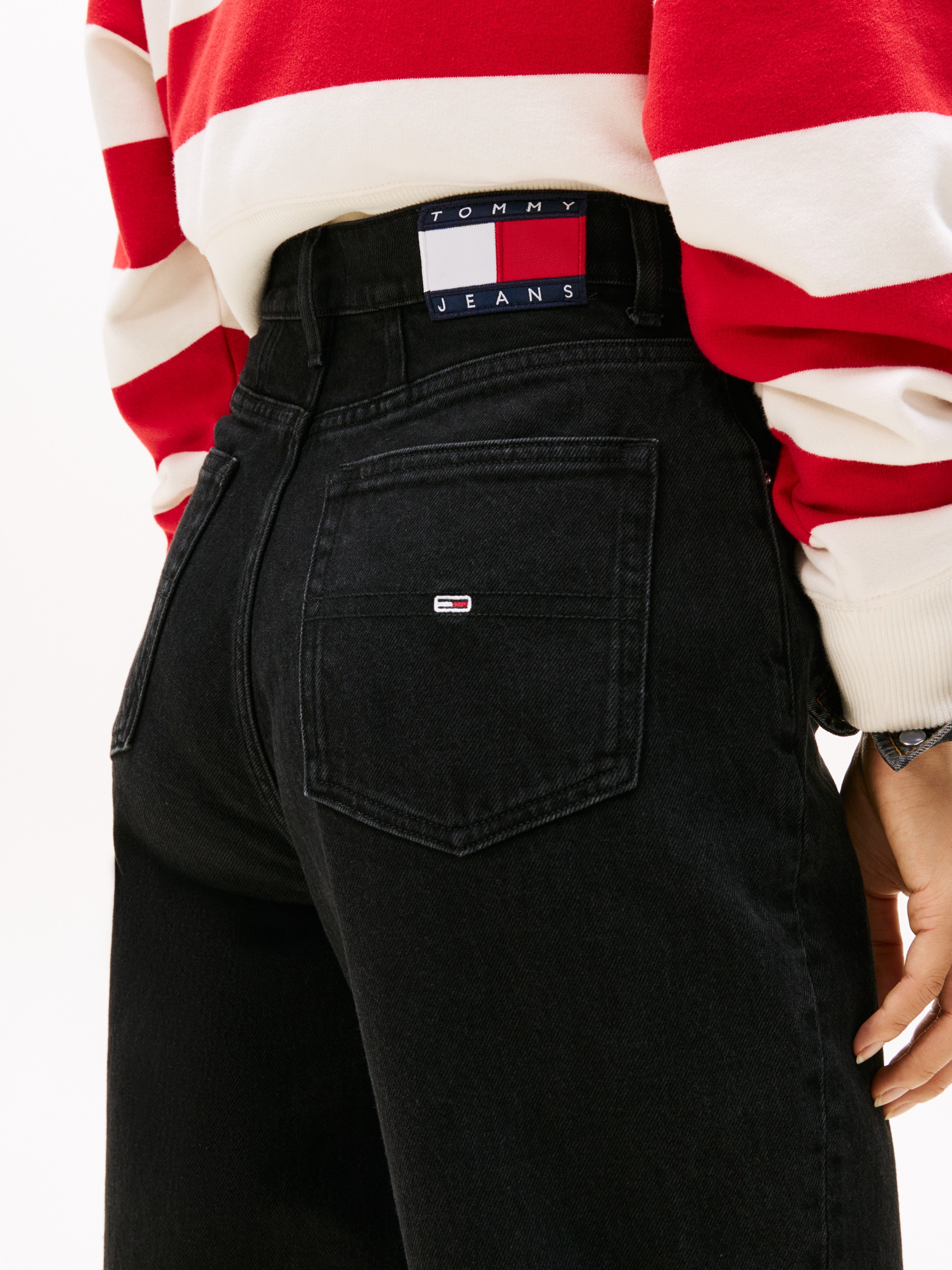 Tommy Jeans Mom-Jeans »High waist - Mom-Jeans Tapered«, mit Logo-Badge, Logostickerei