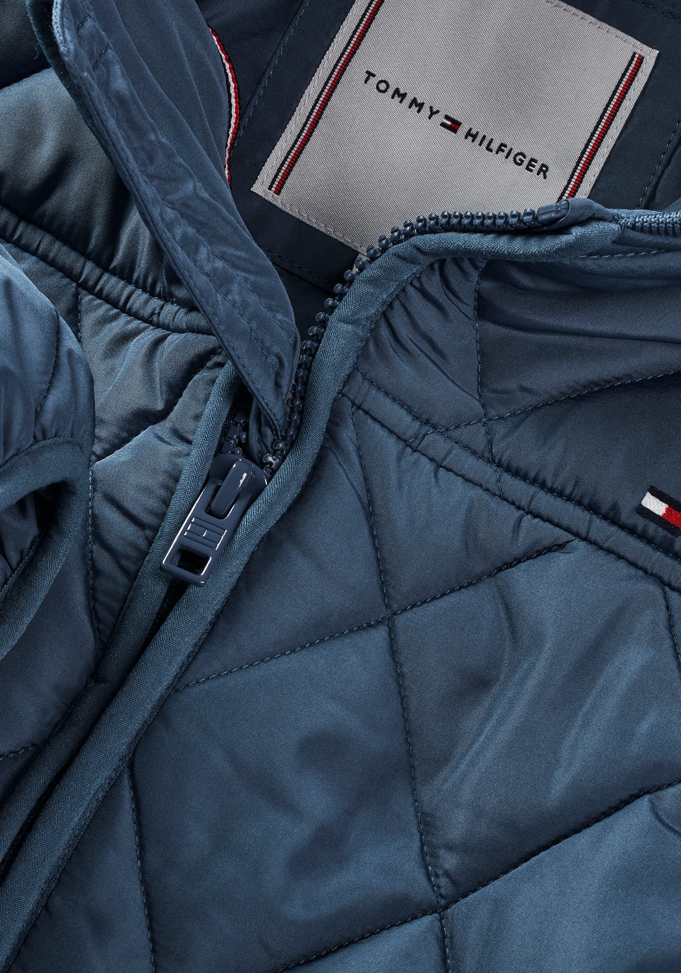 Tommy Hilfiger Outdoorjacke »LIGHT PADDED QUILTED JACKET«, mit Kapuze, Babys bis 2 Jahre mit Logostickerei