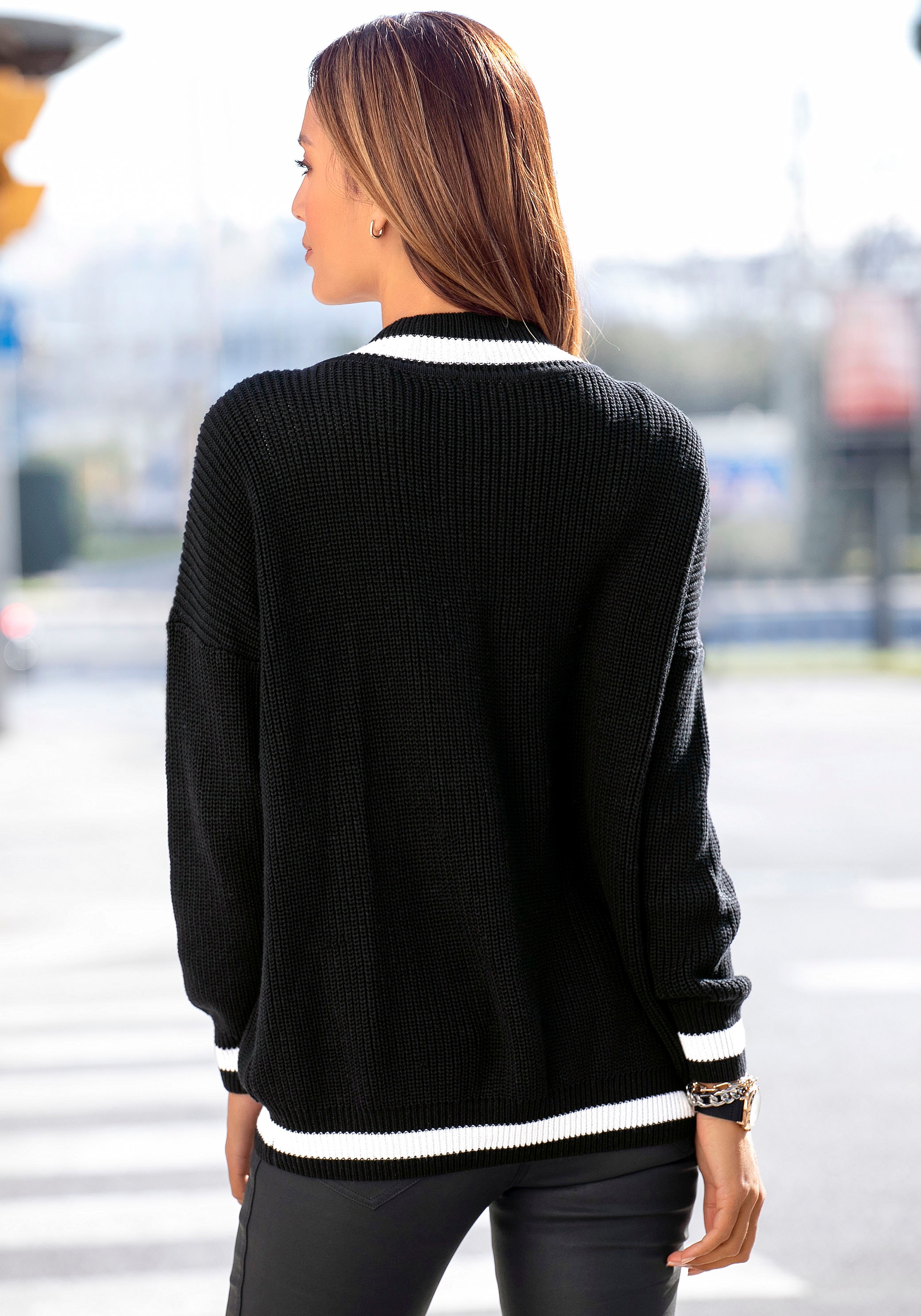 LASCANA V-Ausschnitt-Pullover, mit Streifen-Details, weicher Strickpullover, casual-chic