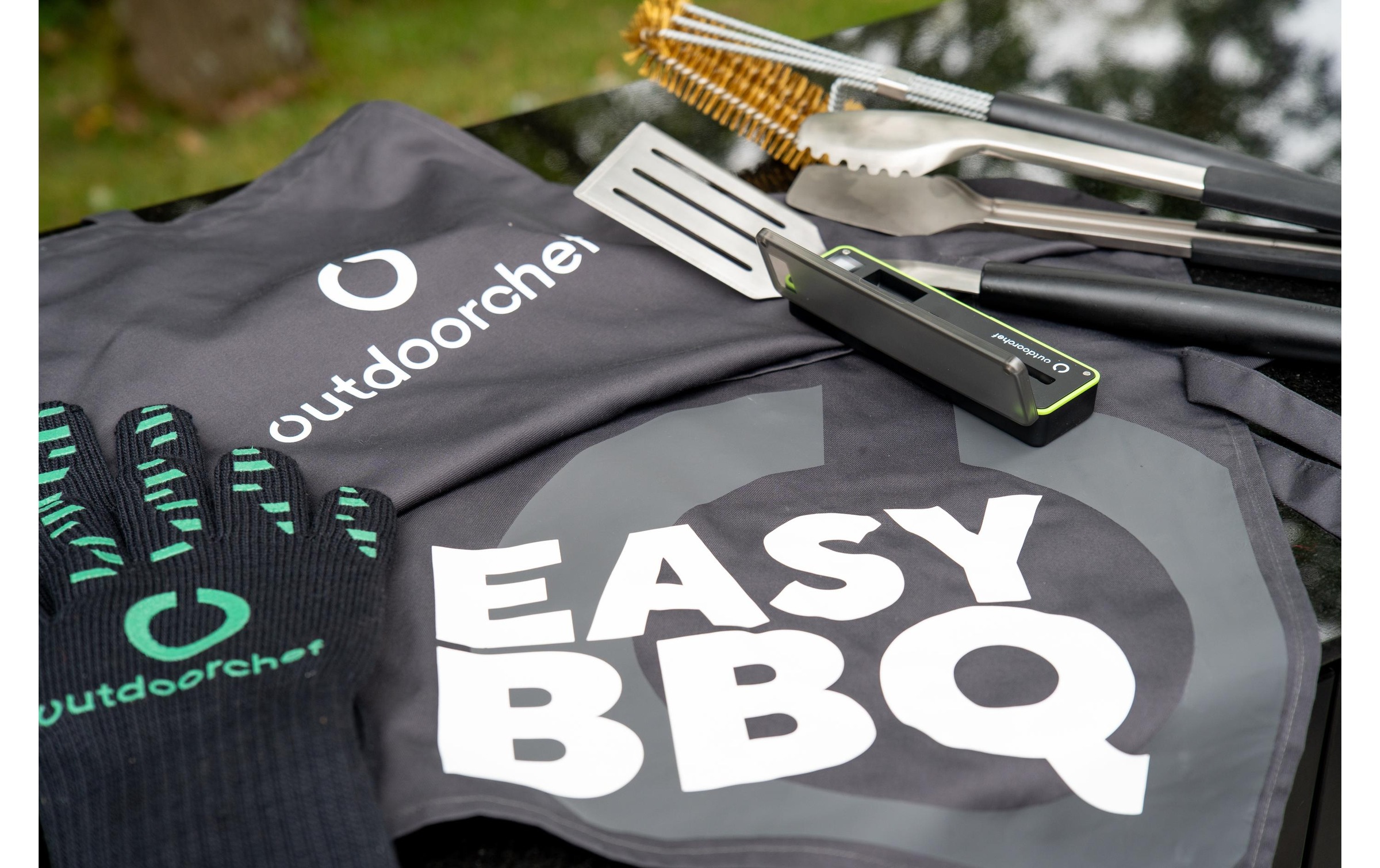 OUTDOORCHEF Grillbesteck-Set "Outdoorchef Easy BBQ Box" Grill-Starterset mit Thermometer, Schürze und Edelstahlbesteck