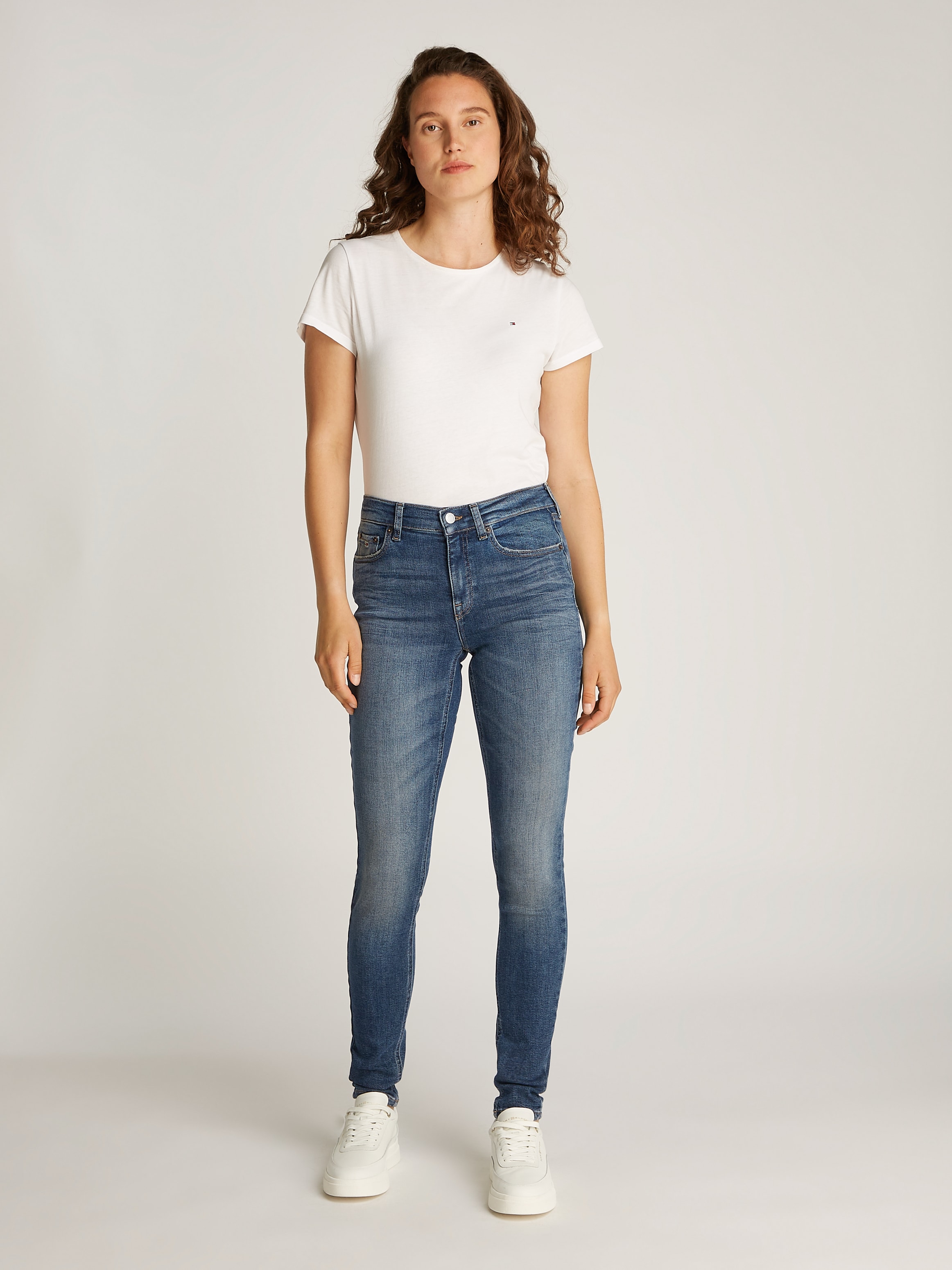 Tommy Jeans Skinny-fit-Jeans »Nora Mid Rise Skinny Fit«, mit Waschung, mit Logo-Badge