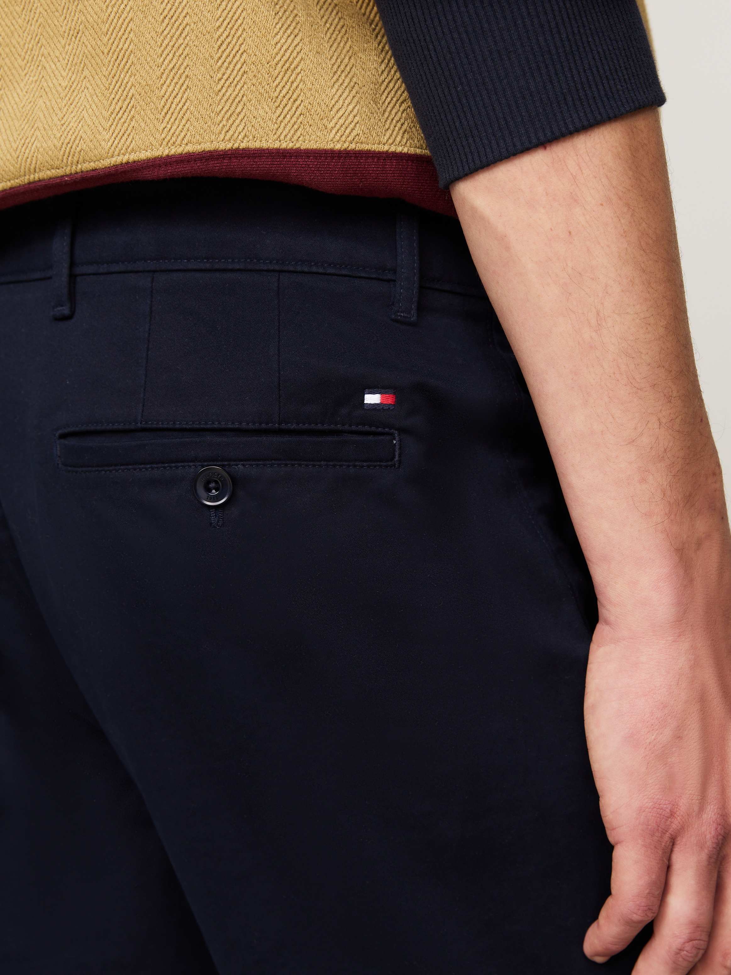 Tommy Hilfiger Chinohose »DENTON CHINO SATIN«, mit Gesässtaschen mit Knopf, Logostickerei