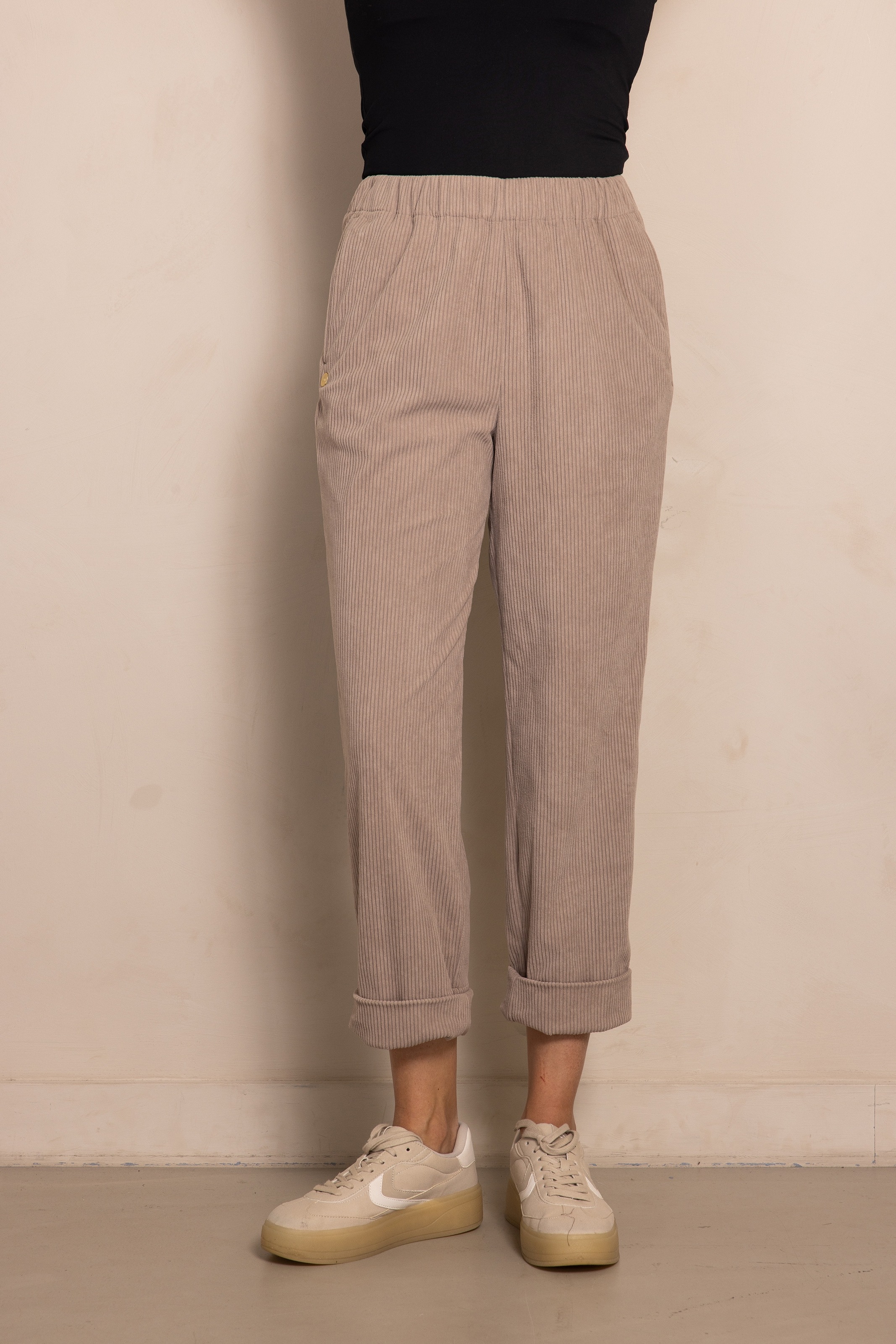 Zhrill Cordhose »ZHPIA« mit aufgesticktem Logo-Detail auf der linken Seite, bequeme Passform