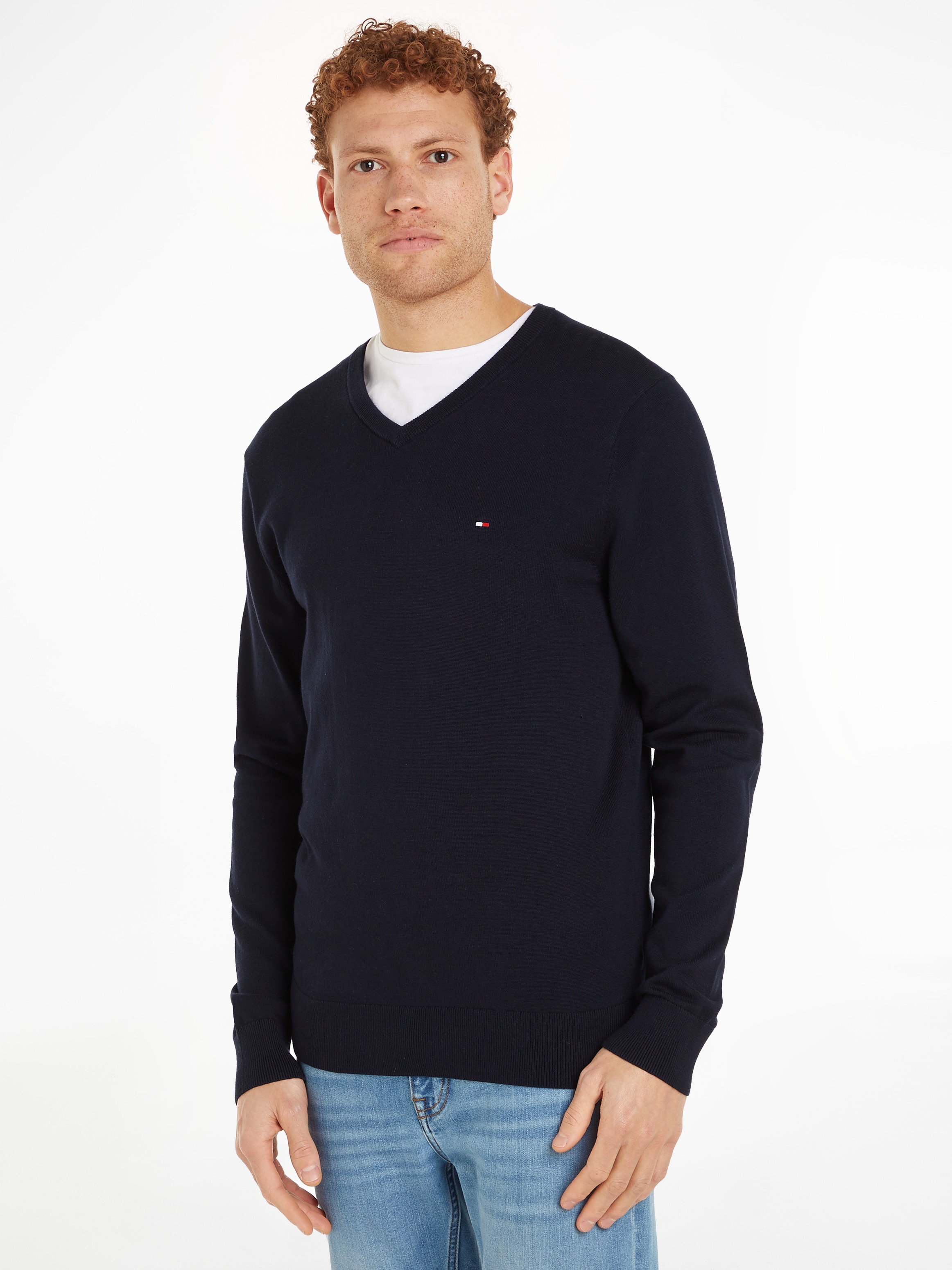 Tommy Hilfiger Strickpullover »ESSENTIAL COTTON V NECK mit V-Ausschnitt und Stickerei«, unifarben, casual, regular fit, Baumwolle, V-Ausschnitt