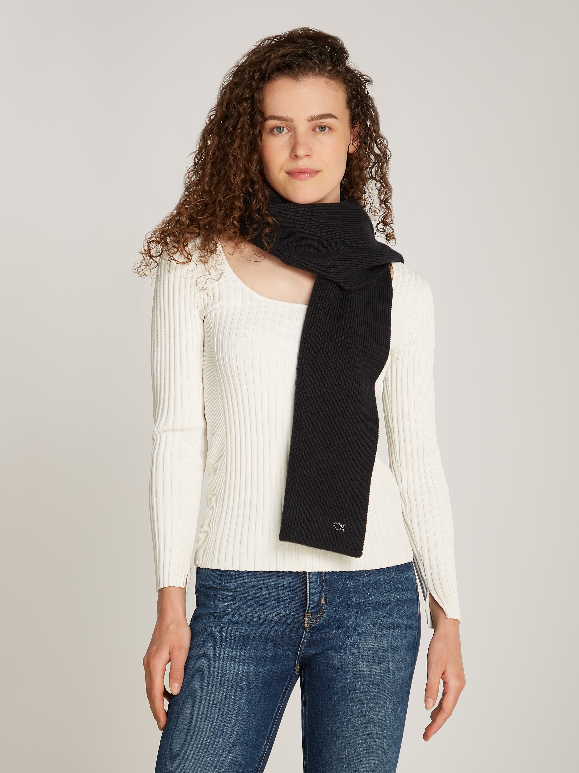 Calvin Klein Schal »CK METAL CHUNKY RIB HW SCARF«, mit Logozeichen