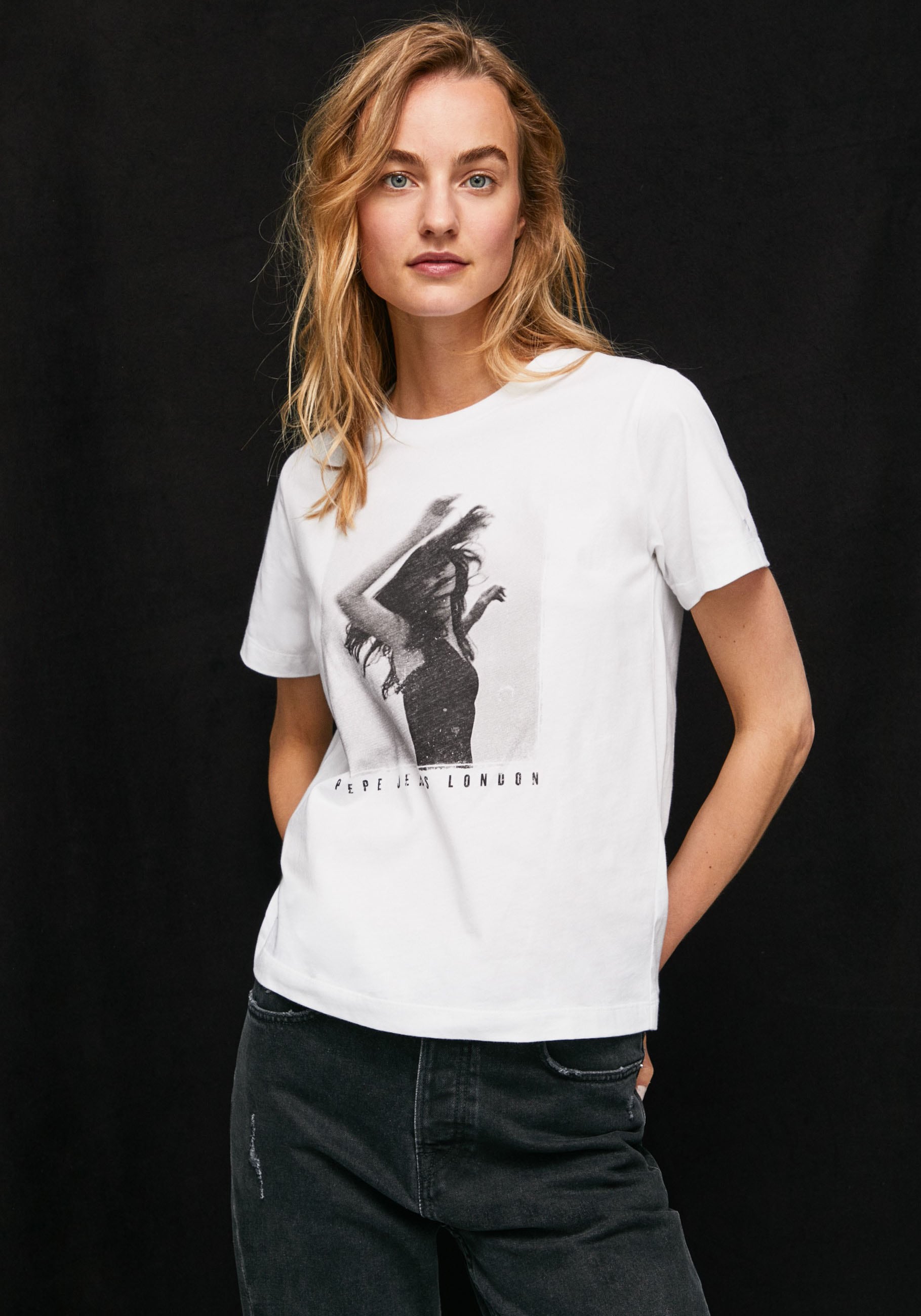 Pepe Jeans T-Shirt »SONYA«, in markentypischem tollem figurbetonter kaufen online Frontprint Schweiz Jelmoli-Versand mit Passform bei und
