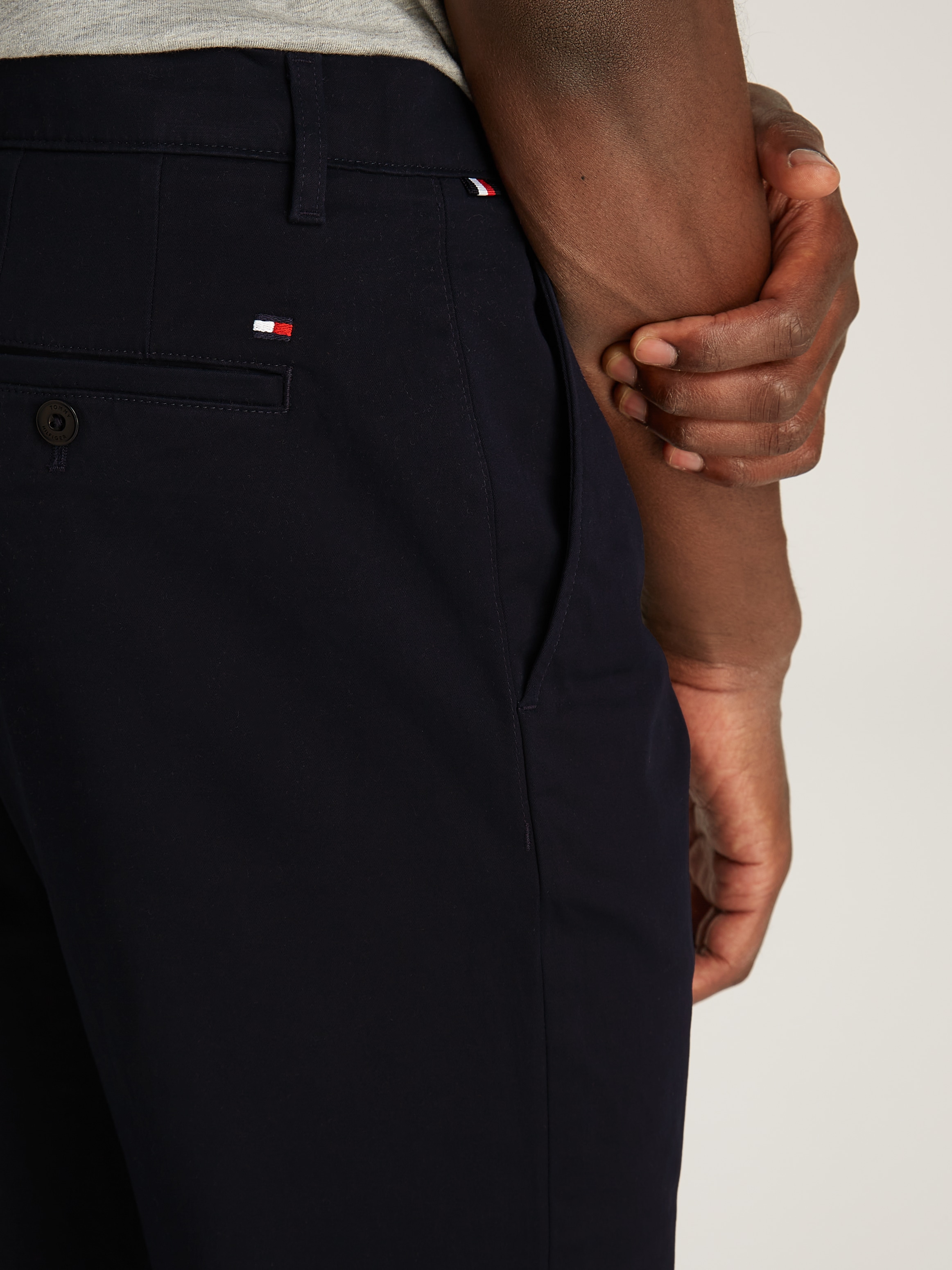 Tommy Hilfiger Chinohose »DENTON CHINO SATIN«, mit Gesässtaschen mit Knopf, Logostickerei