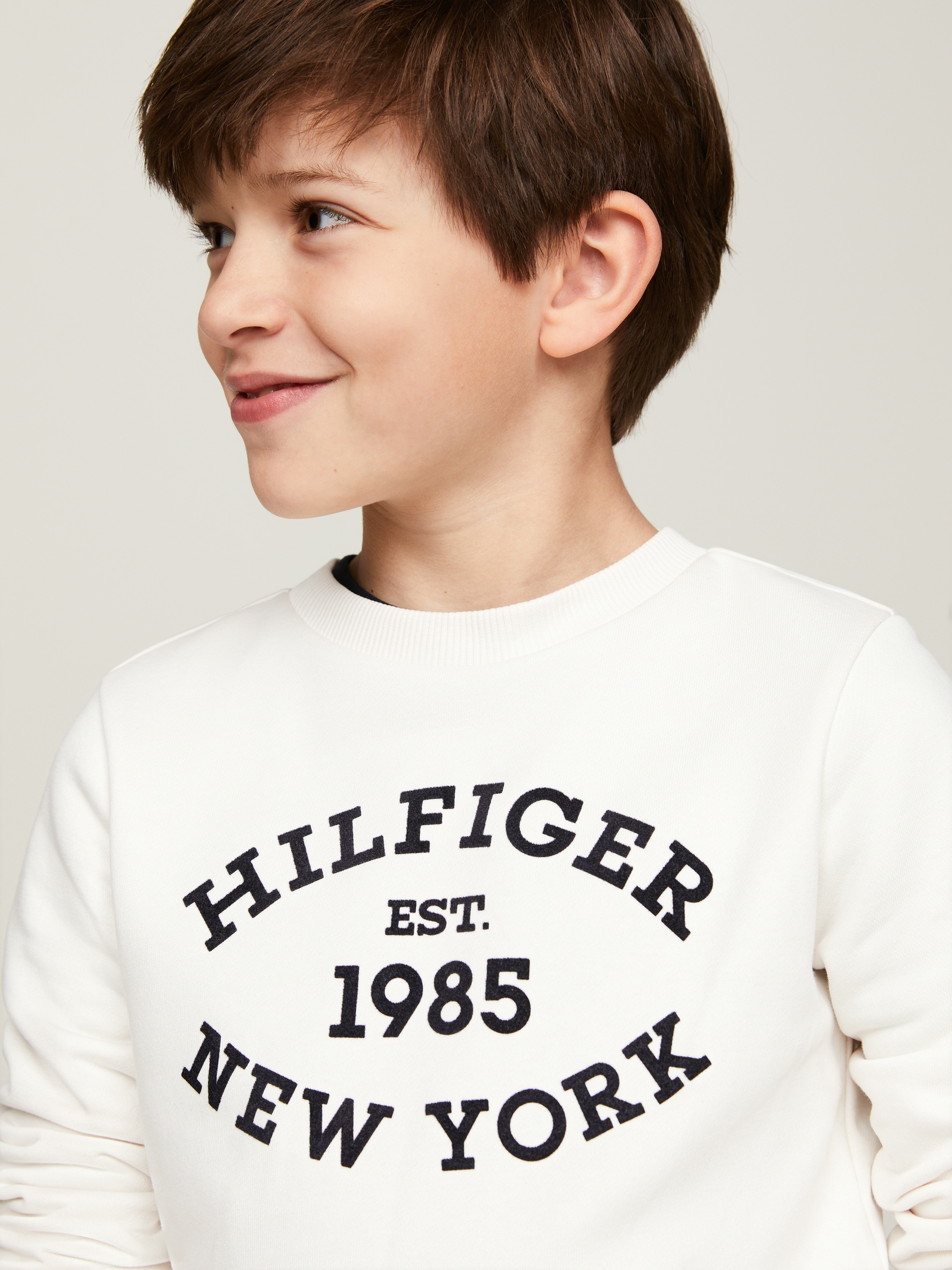 Tommy Hilfiger Sweatshirt »MONOTYPE FLOCK REG SWEATSHIRT«, Kinder bis 16 Jahre mit Logoschirftzug