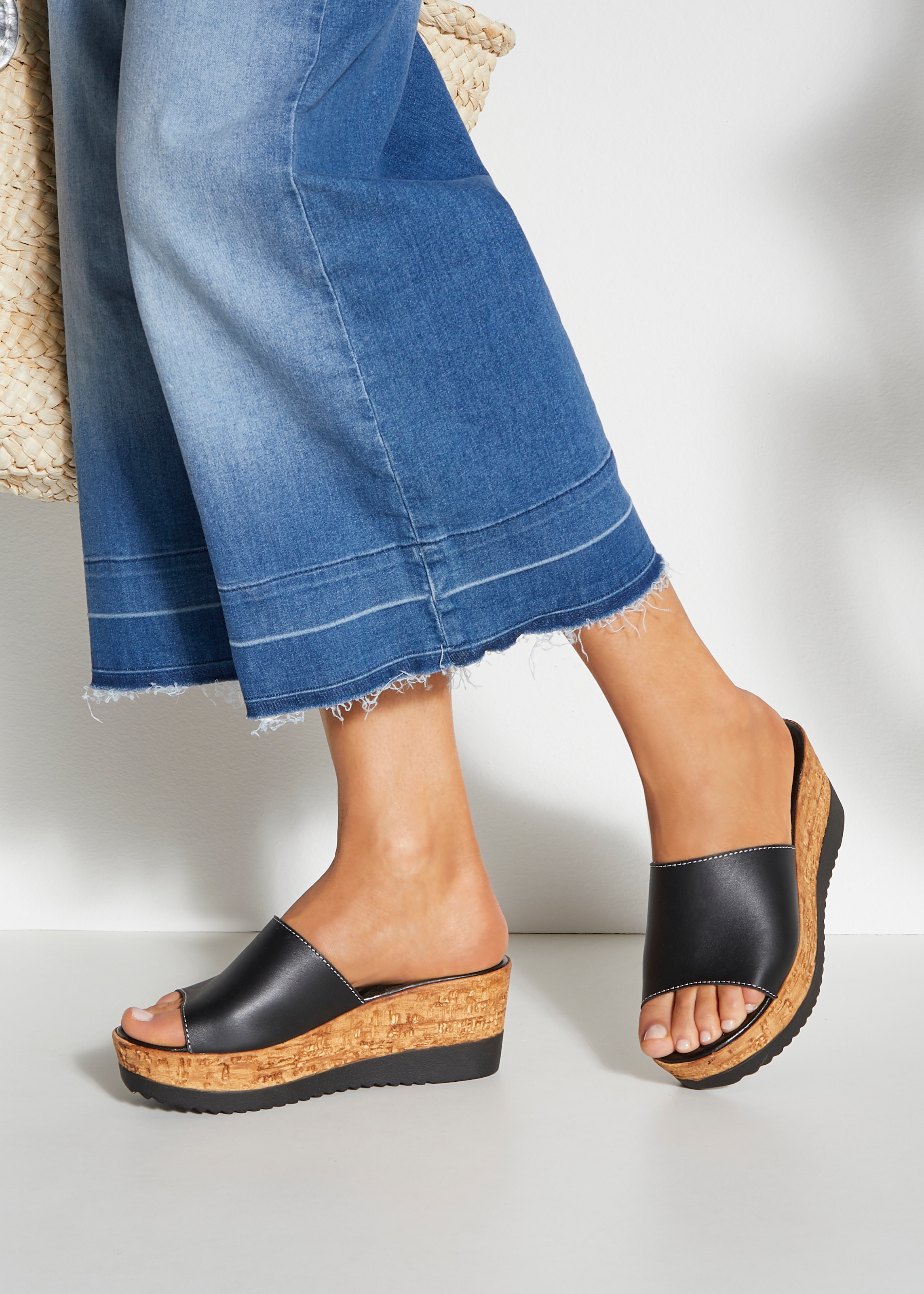LASCANA Pantolette »Sommerschuh,«, Mule, Sandale, offener Schuh aus Leder mit Keilabsatz