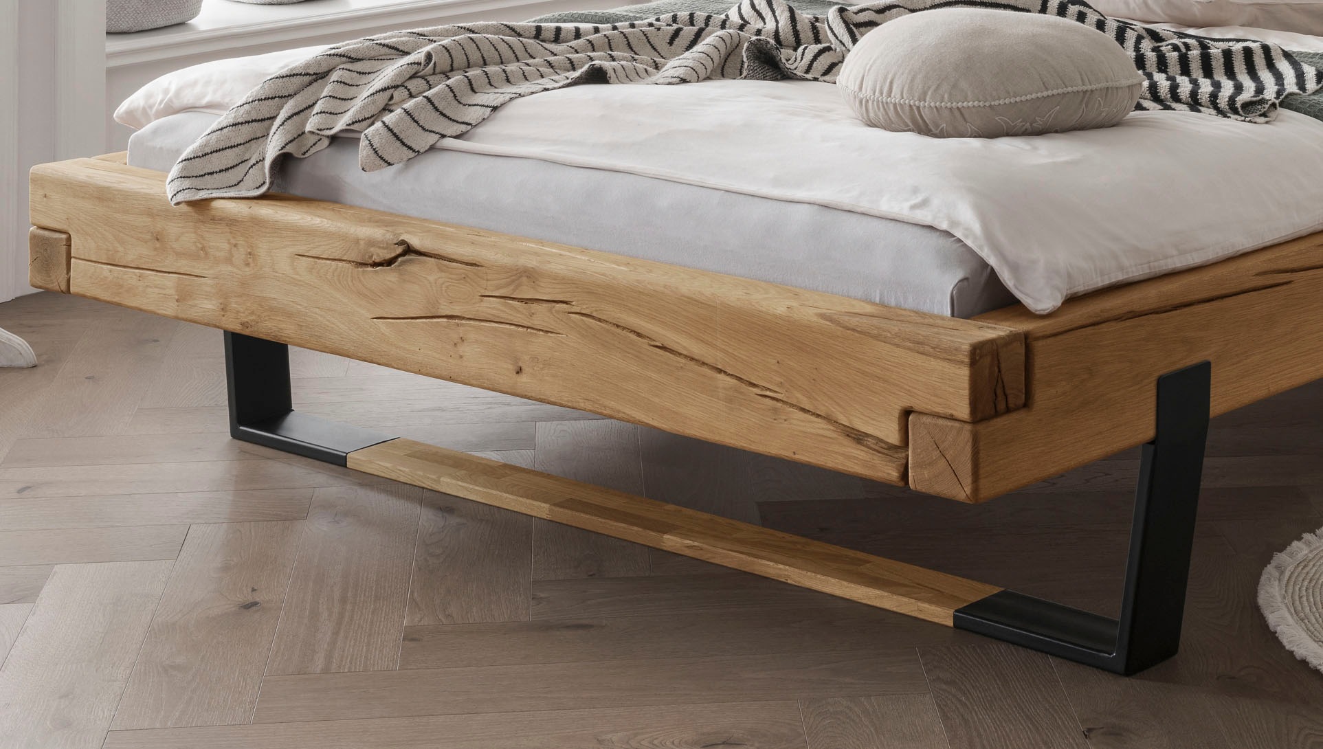 Home affaire Massivholzbett »Ultima Balkenbett Doppelbett, Füsse Metallkufe mit Holzelement«, (hohe Belastbarkeit: 200kg je Seite), FSC®-zertifizierte Wildeiche oder Fichte, viele Breiten zur Auswahl