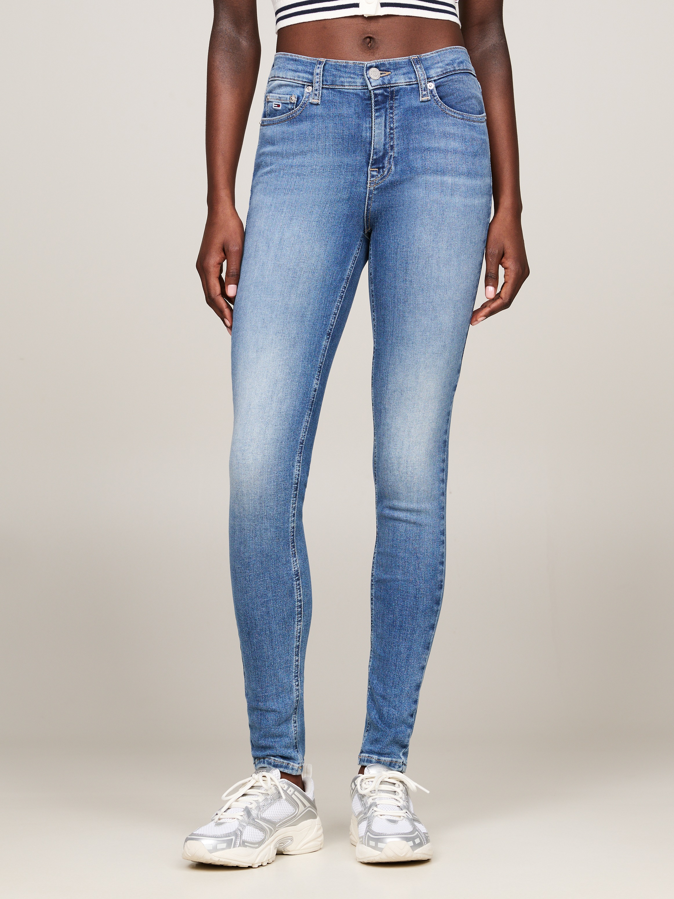 Tommy Jeans Skinny-fit-Jeans »Nora Mid Rise Skinny Fit« mit Waschung, Logo-Badge