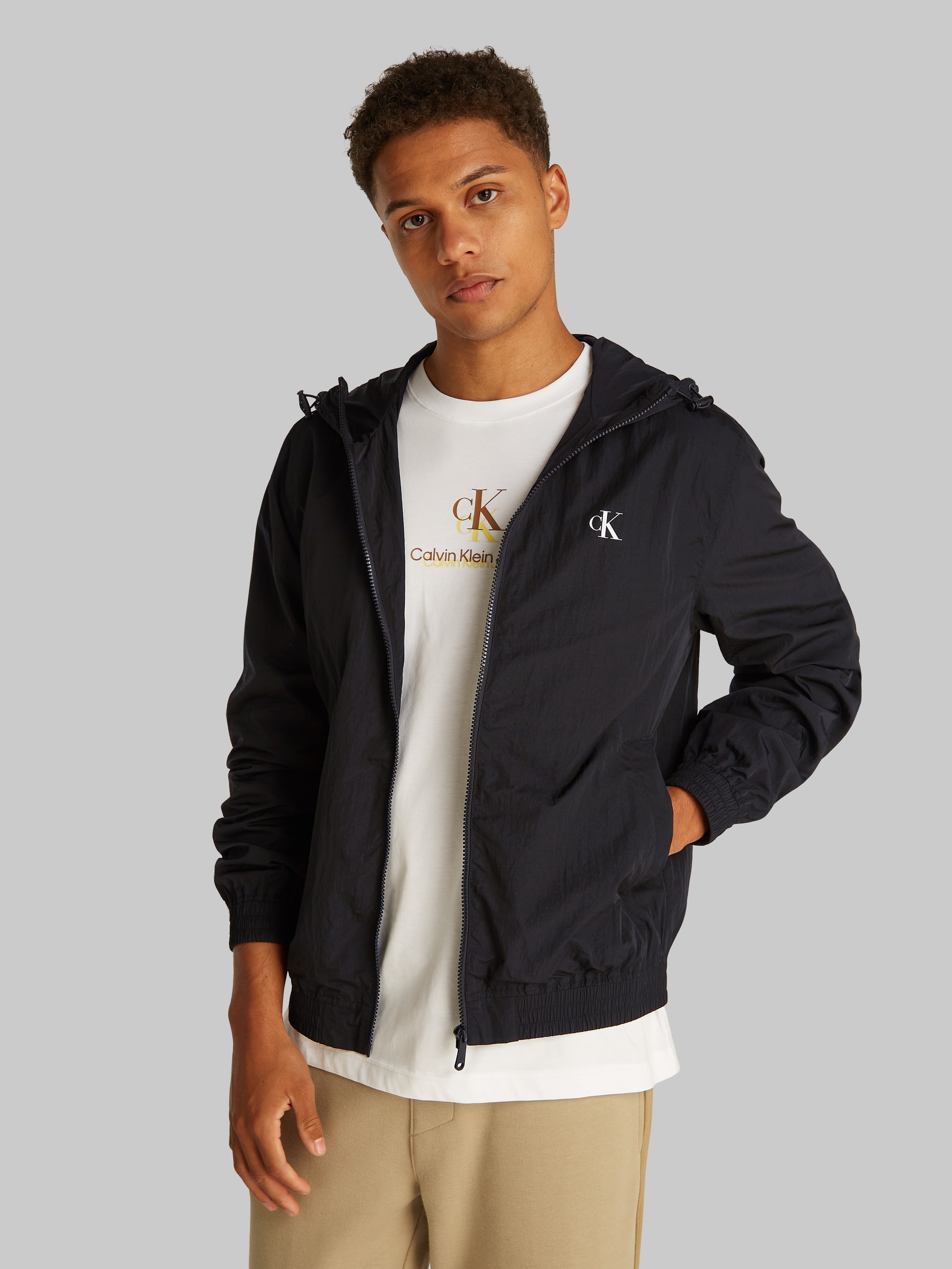 Calvin Klein Jeans Windbreaker »NYLON HOODED WINDBREAKER«, mit Kapuze, mit Logodruck