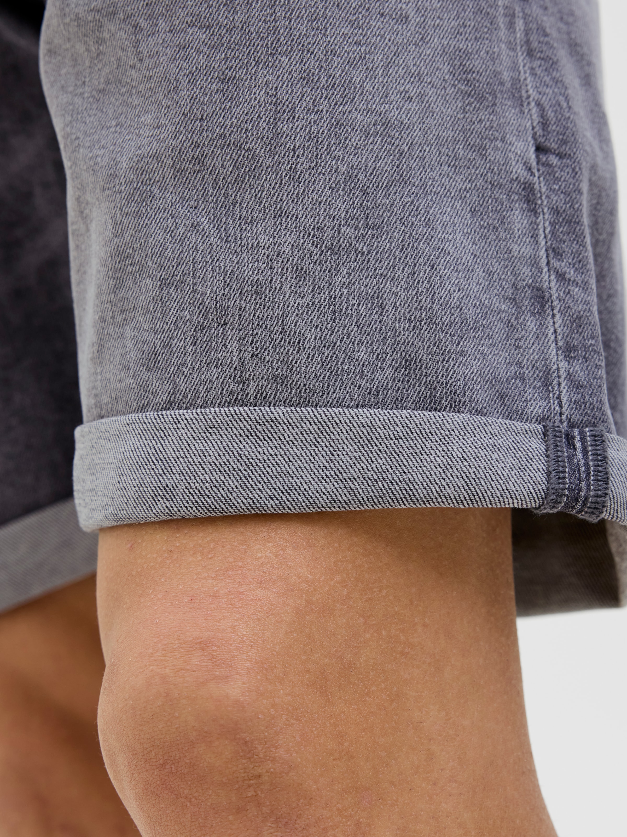 Jack & Jones Shorts »JJIORIGINAL mit stylischem Aufschlag und Knopf«, mit stylischem Aufschlag