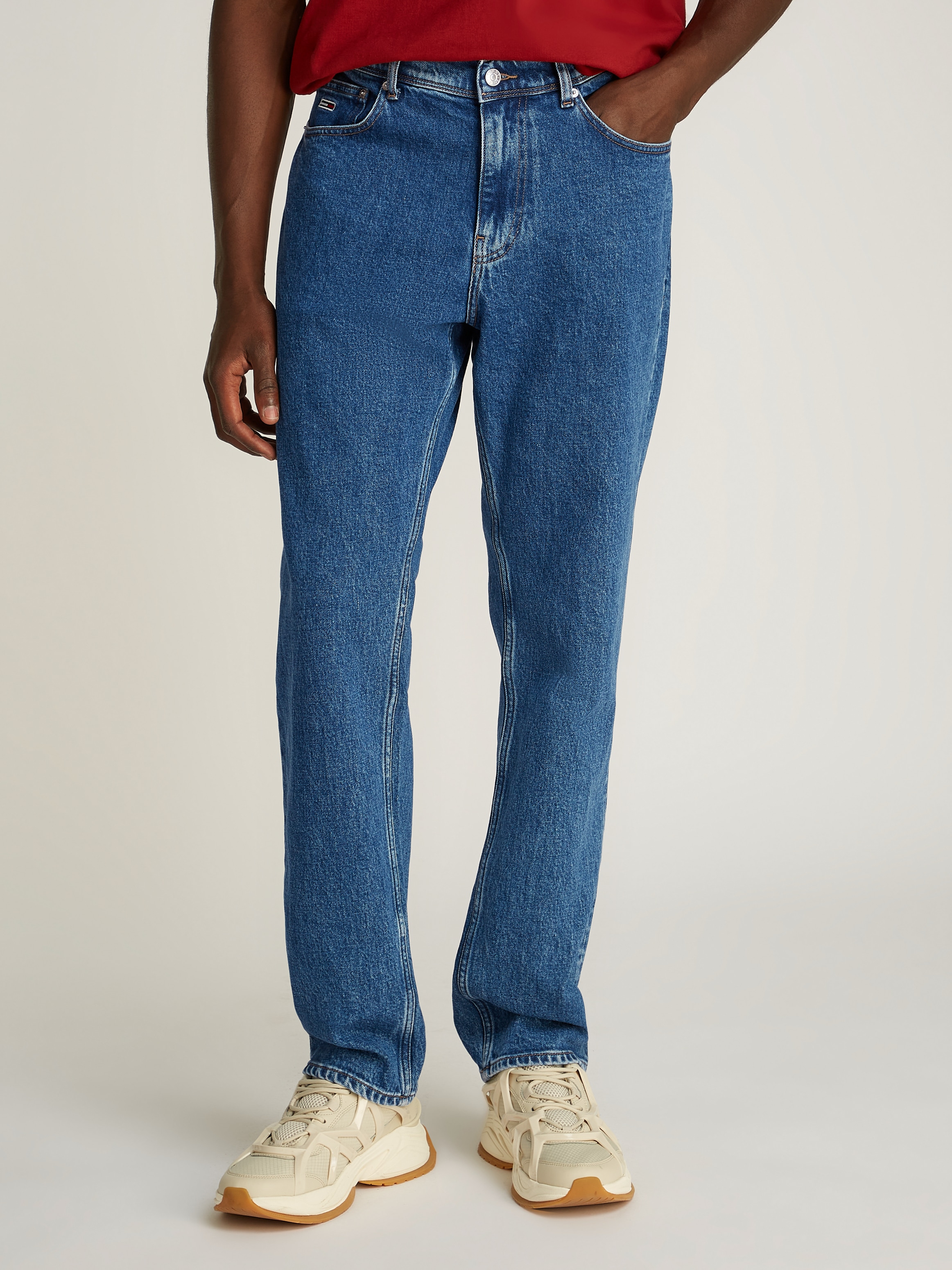 TOMMY JEANS Relax-fit-Jeans »Ethan Relaxed Straight«, mit Logoprägung