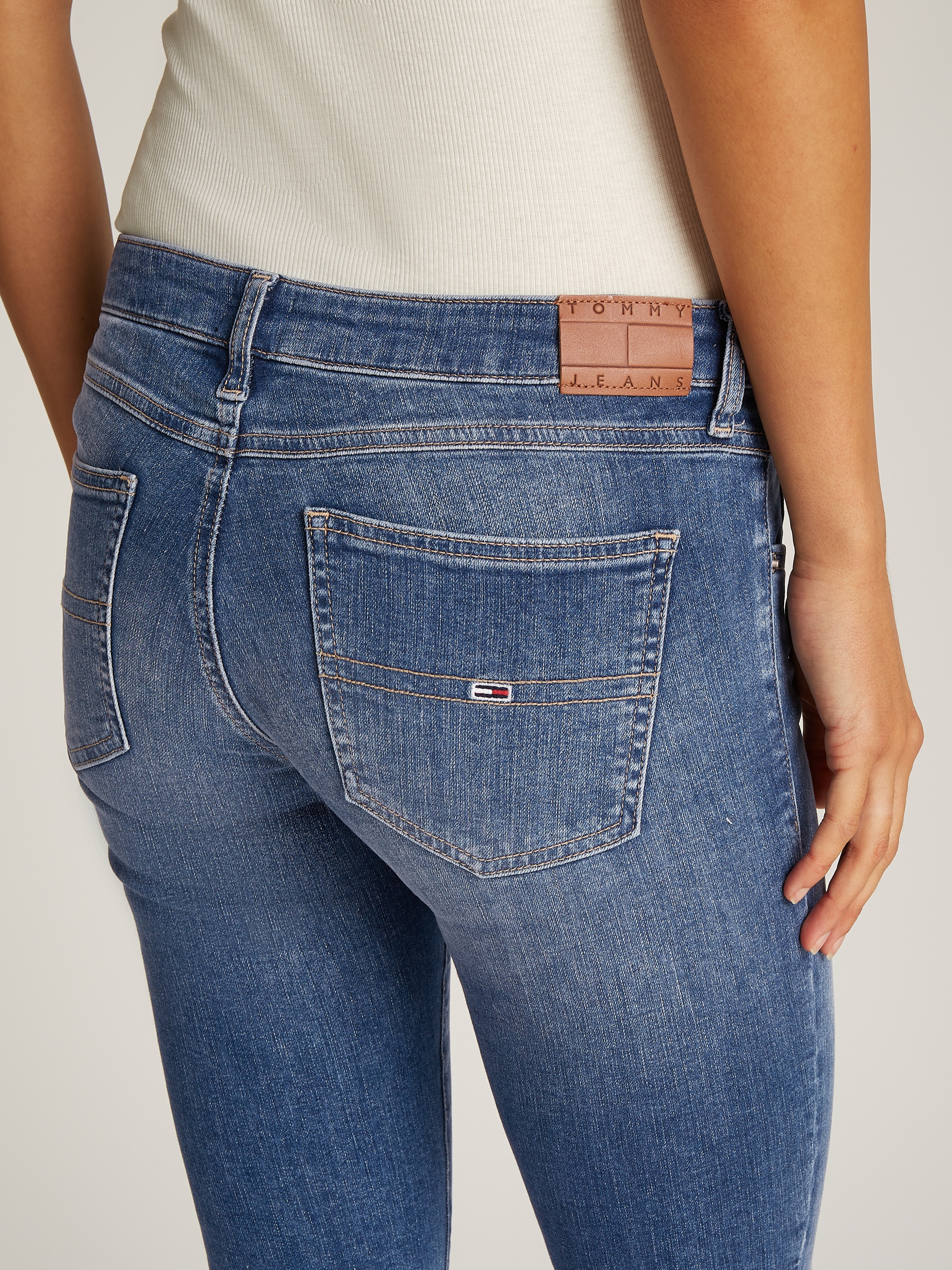 Tommy Jeans Skinny-fit-Jeans »SOPHIE LW SKN«, mit Logo-Badge, in Knöchellänge