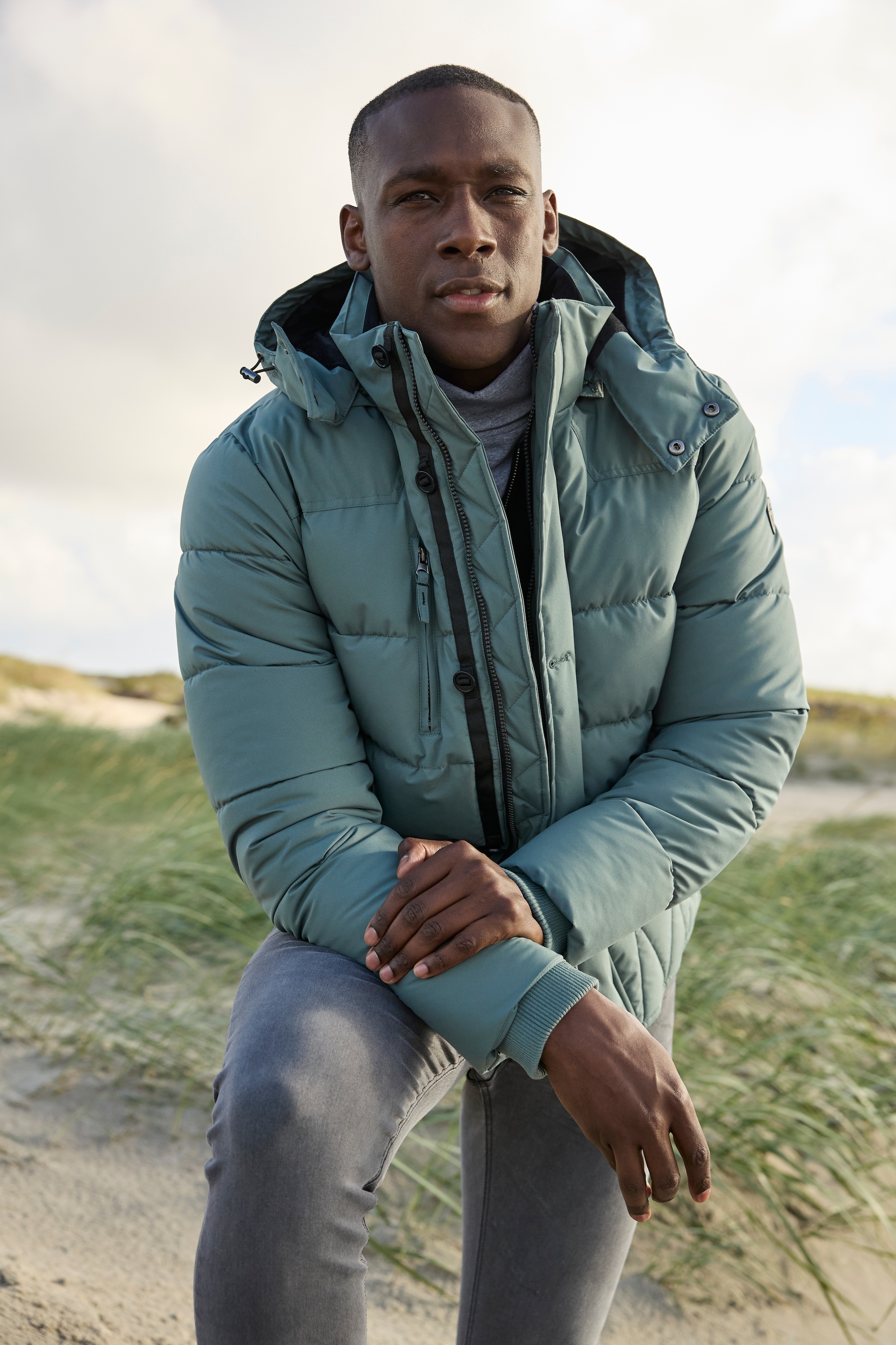 Bruno Banani Steppjacke, mit Kapuze, für Übergangswetter, wasserabweisend, taillierter Schnitt