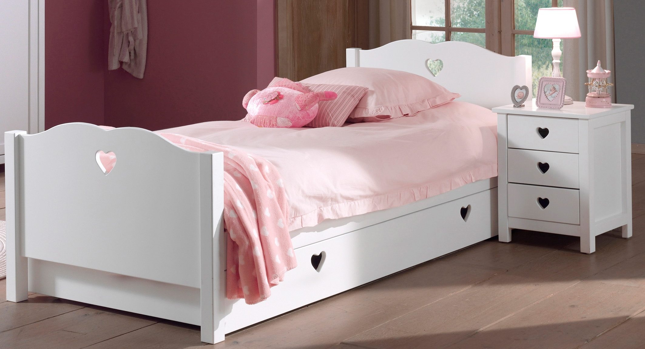 Vipack Nachtkommode »Amori, inklusive 2 Schubladen, mit nostalgischer Herz-Optik«, (B/H/T ca. 45x55x40cm, Weiss lackiert mit Herz-Ausschnitt), Schubladen bieten Stauraum, rechts oder links vom Bett einsetzbar