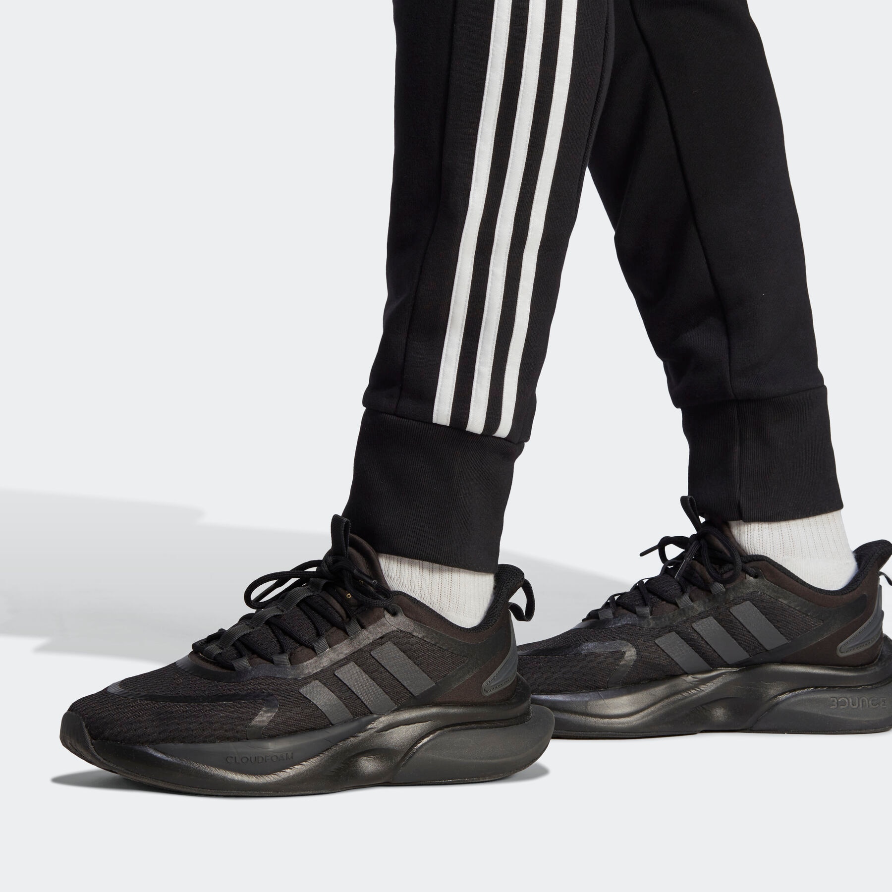 adidas Sportswear Sporthose »ESSENTIALS FRENCH TERRY TAPERED CUFF 3STREIFEN HOSE«, (1 tlg.), weiche Jogginghose