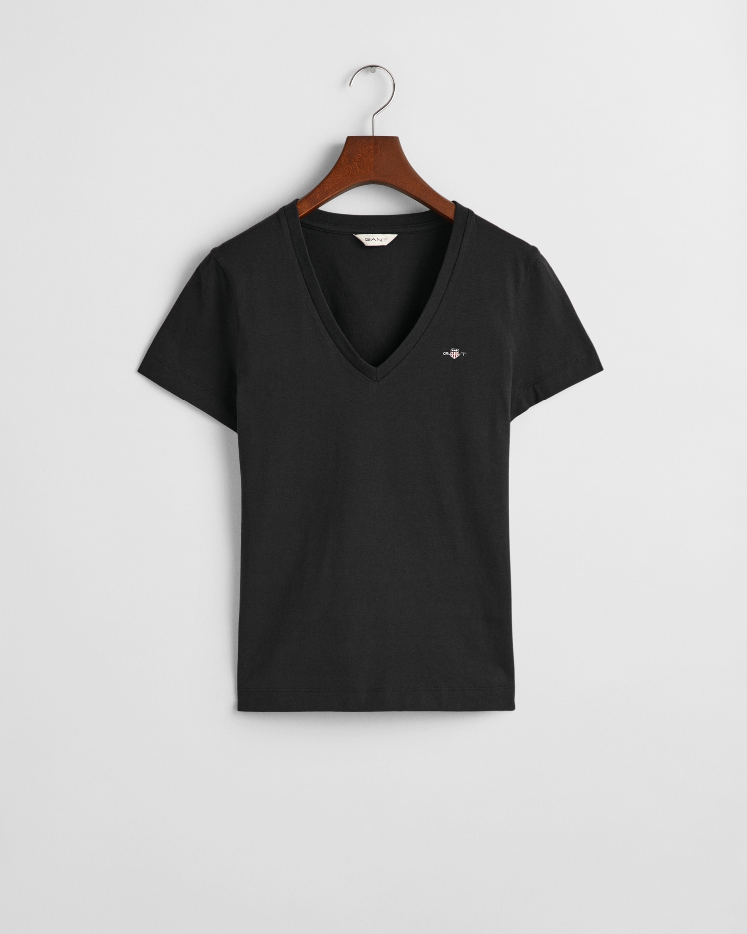 Gant T-Shirt »REG SHIELD KA V-NECK T-SHIRT«, mit einer kleinen Logostickerei auf der Brust