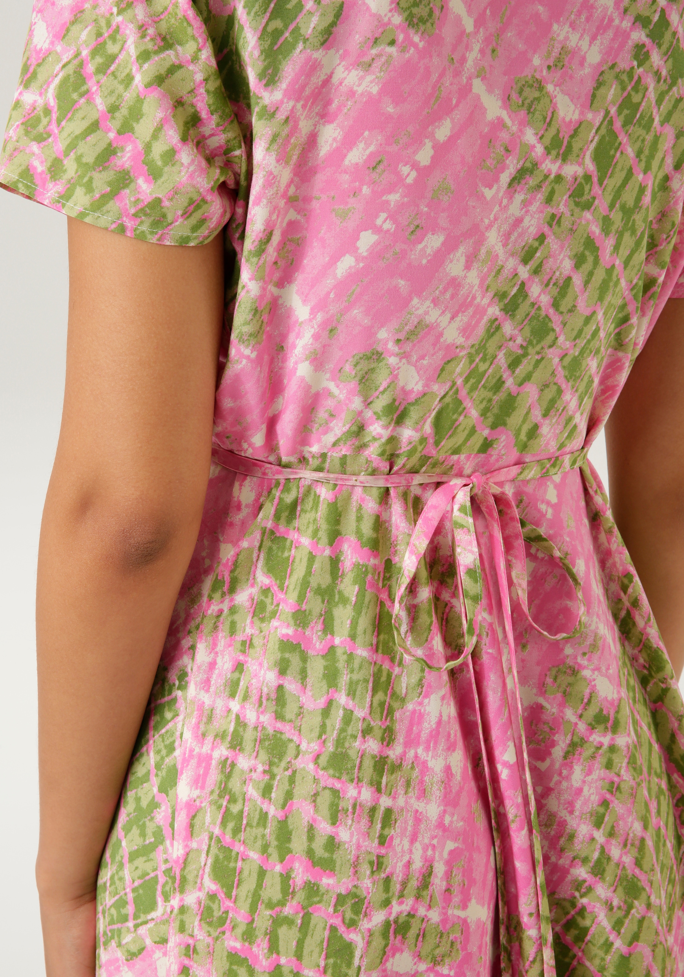 Aniston CASUAL Wickelkleid, mit farbharmonischem Batikdruck - NEUE KOLLEKTION