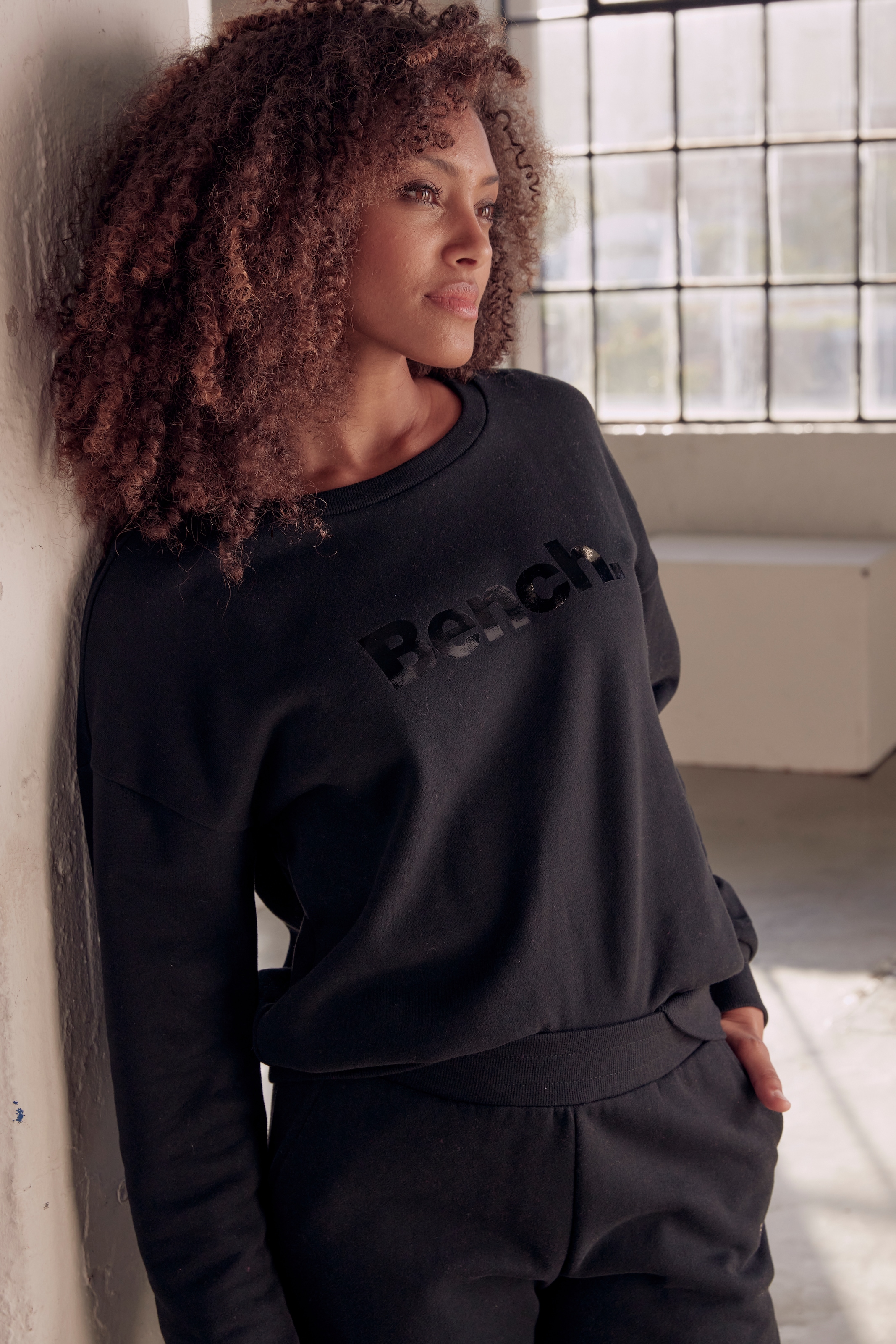 Bench. Loungewear Sweatshirt, mit glänzendem Logodruck, Loungewear