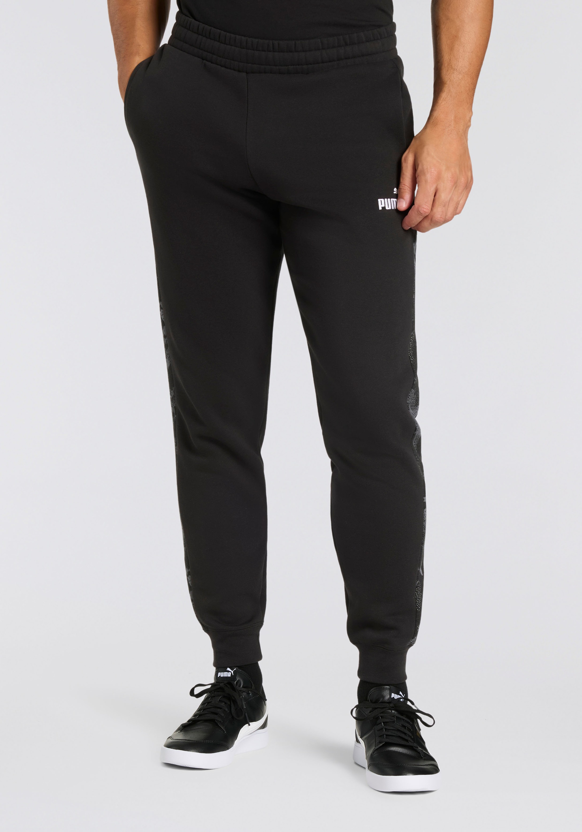 PUMA Trainingshose »ESS CAMO SWEATPANTS FL CL« für entspannte Tage und vielseitige Aktivitäten, mit Eingrifftaschen